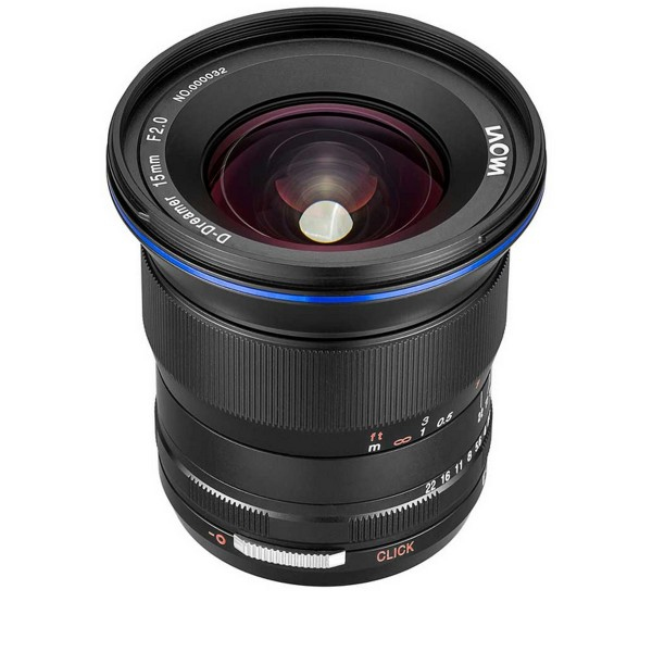 Schwarzes Kameraobjektiv mit blauem Ring, eingraviertem Text 'D-Dreamer 15mm F2.0'.