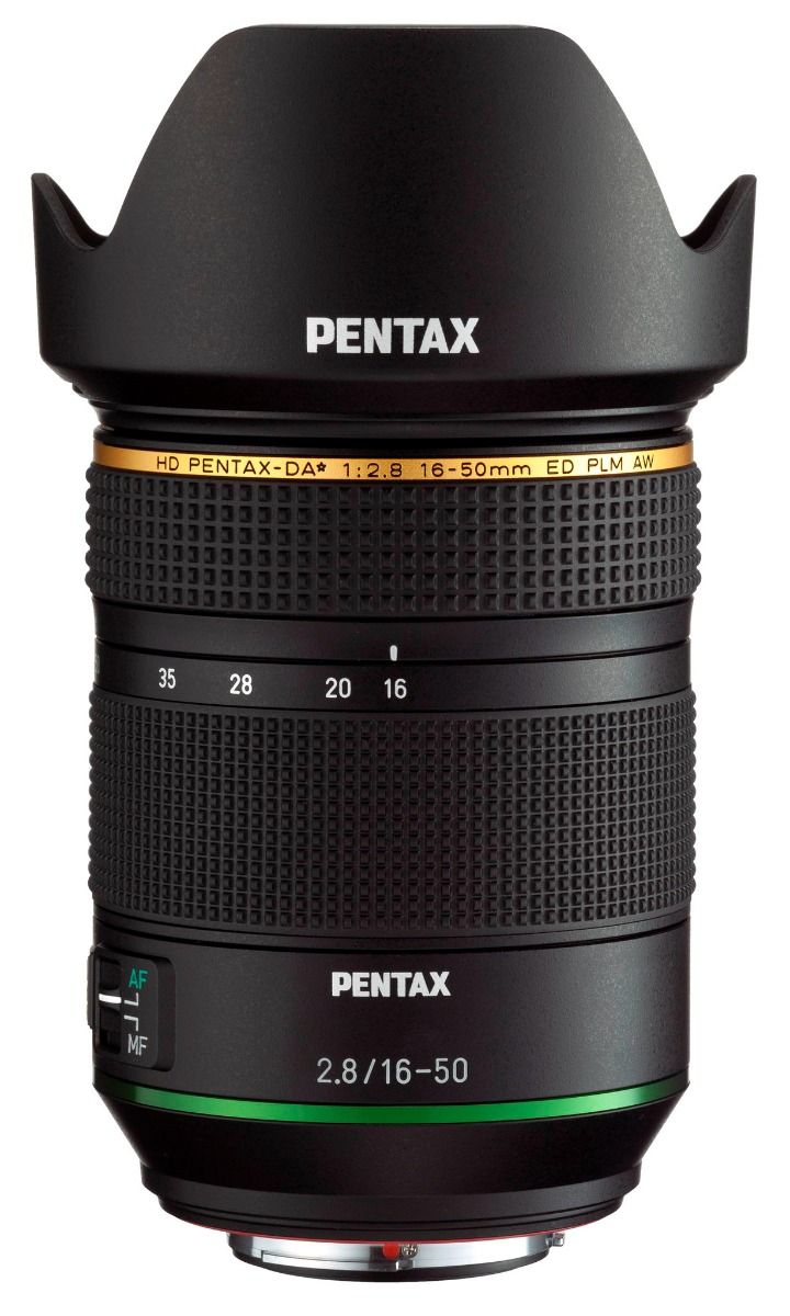 Ein schwarzes Pentax Kameraobjektiv mit goldener und grüner Akzentuierung.