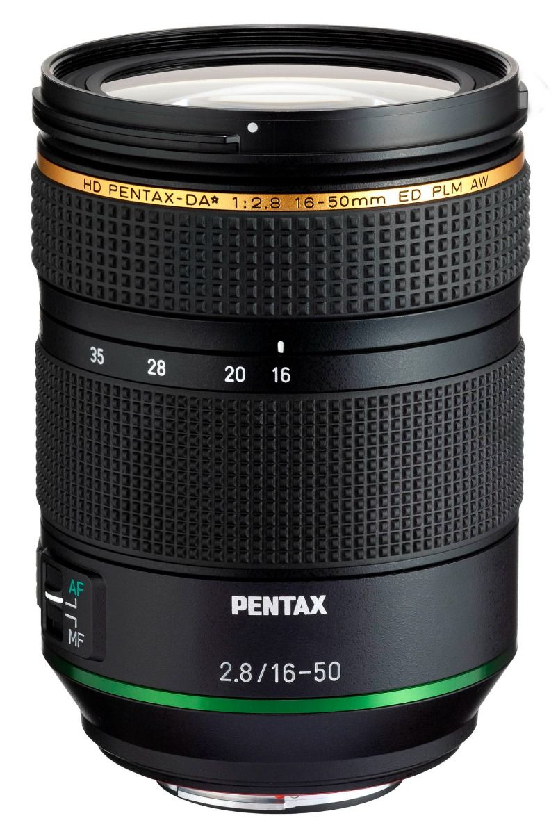 Ein schwarzes Pentax 16-50mm Objektiv mit goldener und grüner Zierleiste.