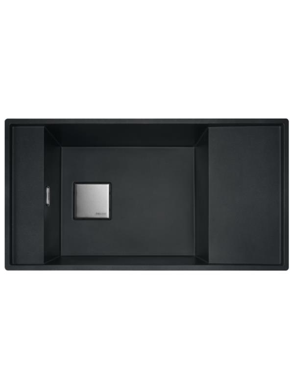 Gümüş tahliye ızgaralı ve kurutma alanlı siyah lavabo.