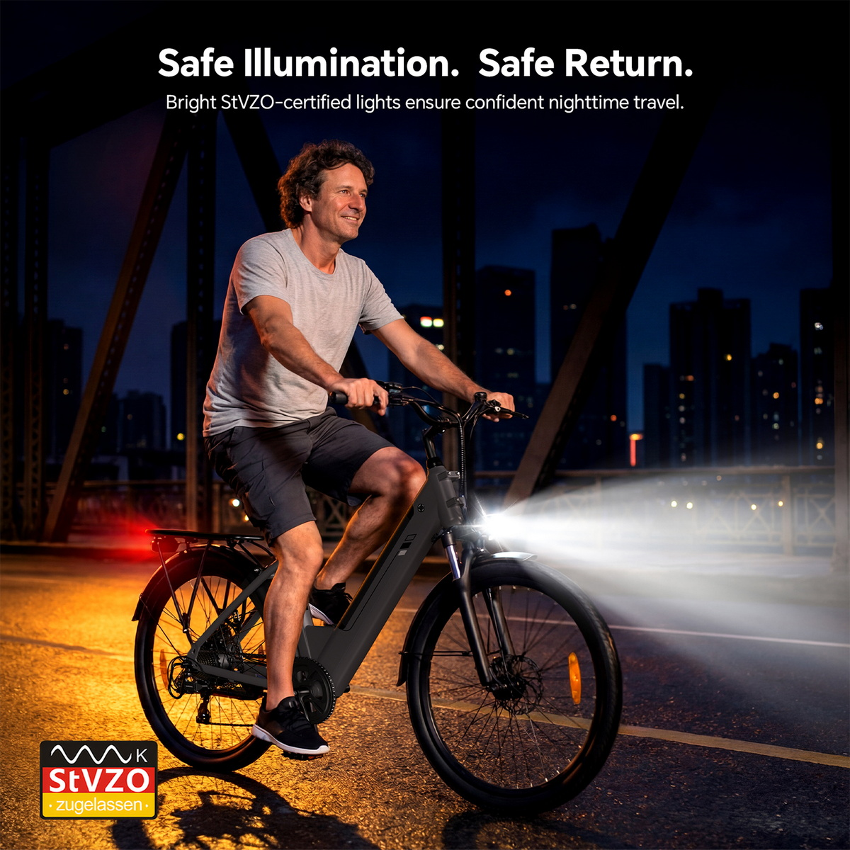 Ein Mann fährt nachts mit einem E-Bike über eine Brücke, das Vorder- und Rücklicht sind an.