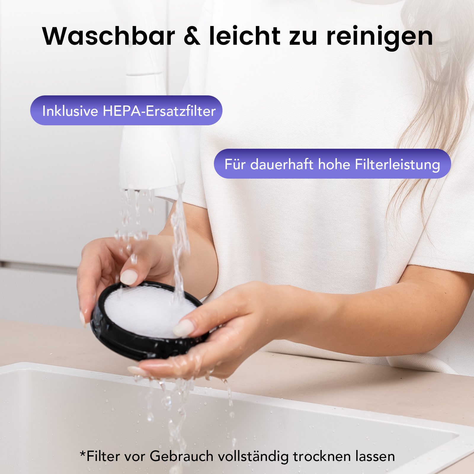 Hände waschen einen runden Filter unter fließendem Wasser, mit Textfeldern.