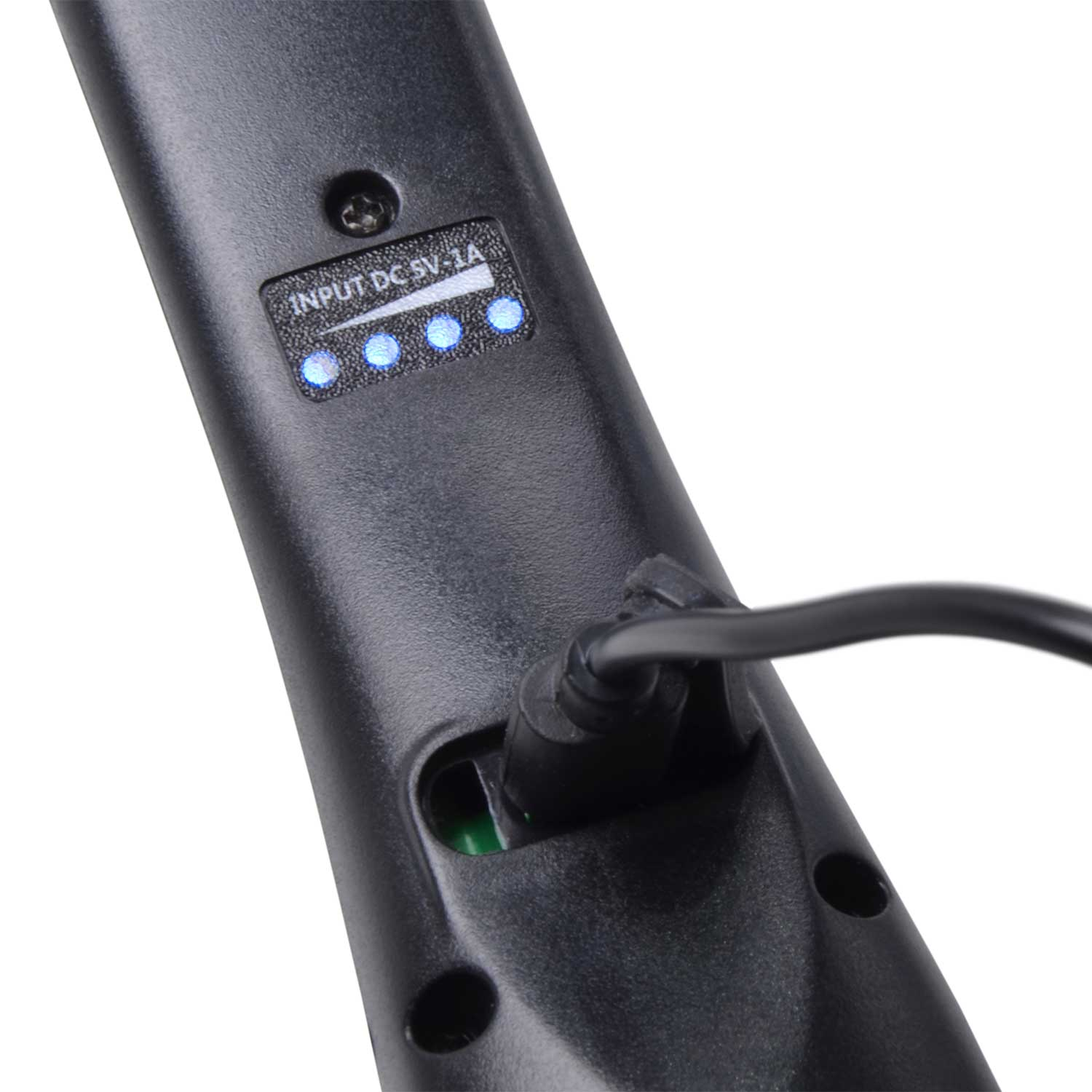 Schwarzes Gerät mit Ladeanzeige und eingestecktem Kabel.
