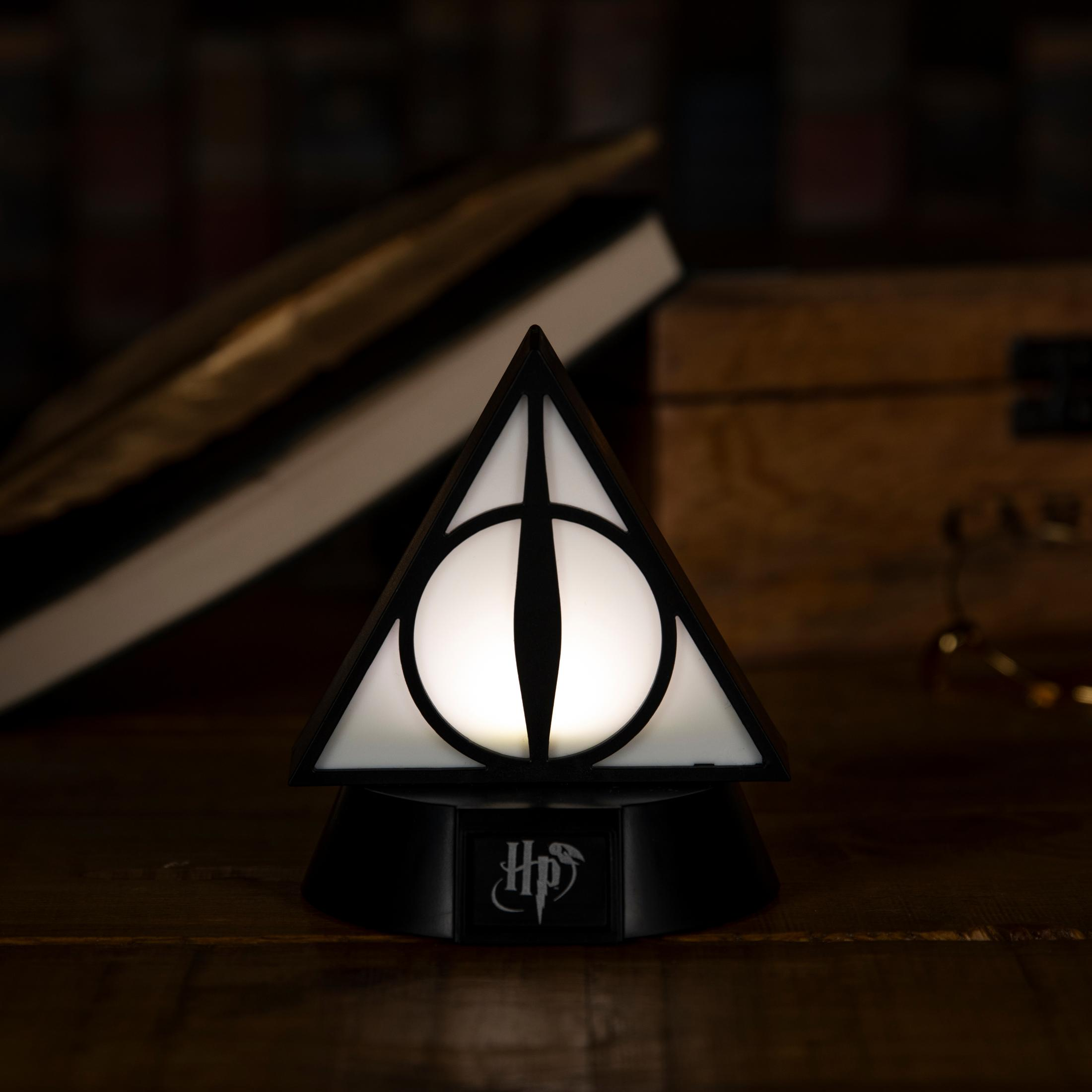 Ein leuchtendes Dreieck mit einem Kreis und einer Linie, das Harry Potters Logo zeigt.