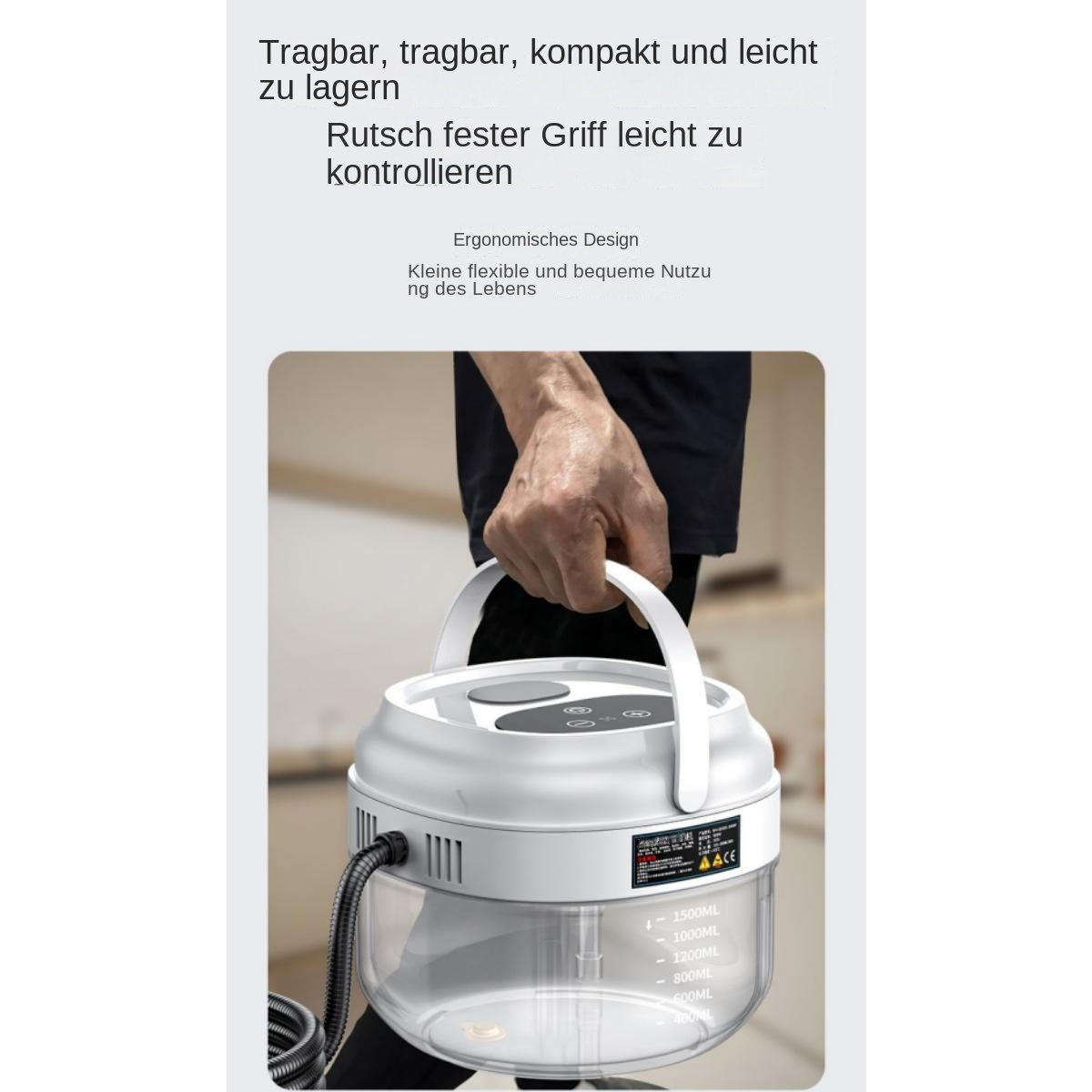 Eine Hand hält einen weißen Behälter mit Griff. Messmarkierungen sind sichtbar.