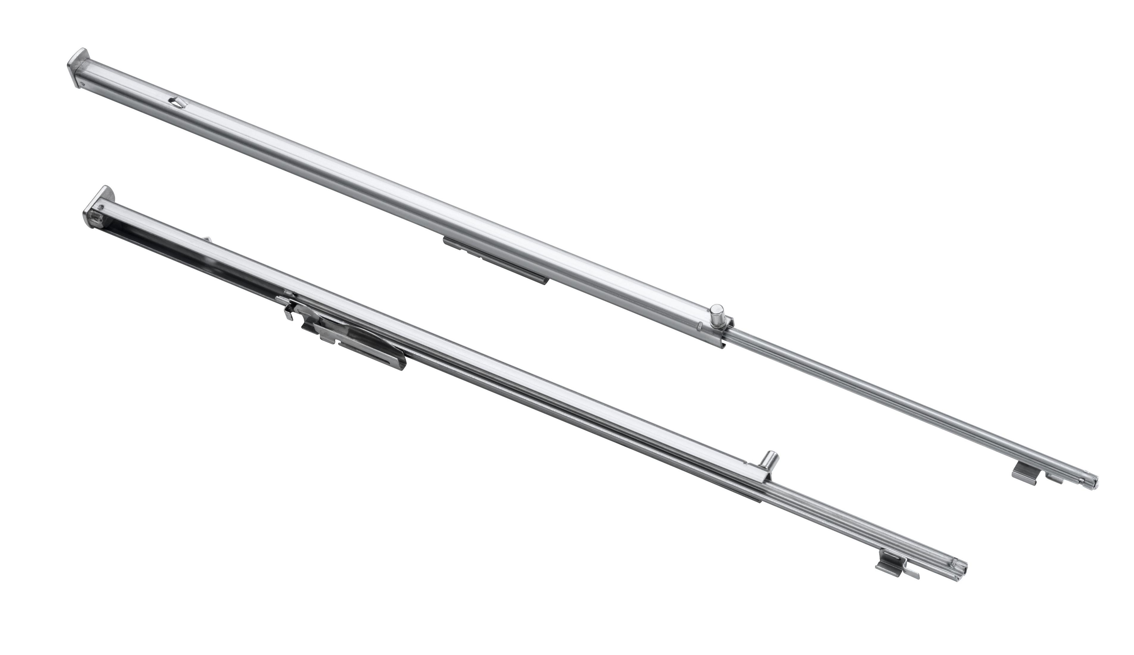Due tubi metallici argentati ed eleganti con fermagli su sfondo bianco.