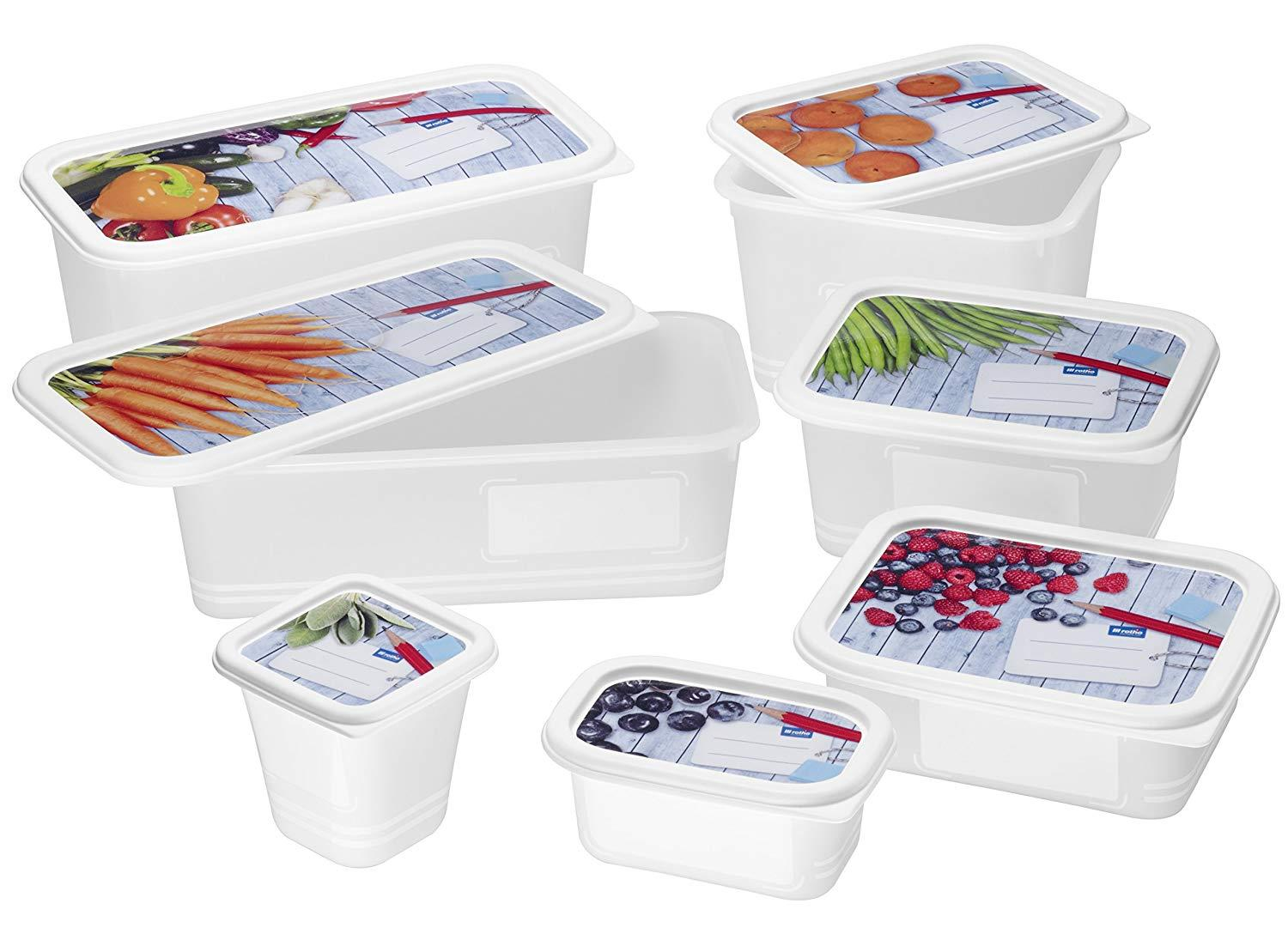 Contenitori bianchi per alimenti con coperchi raffiguranti carote, bacche e verdure.