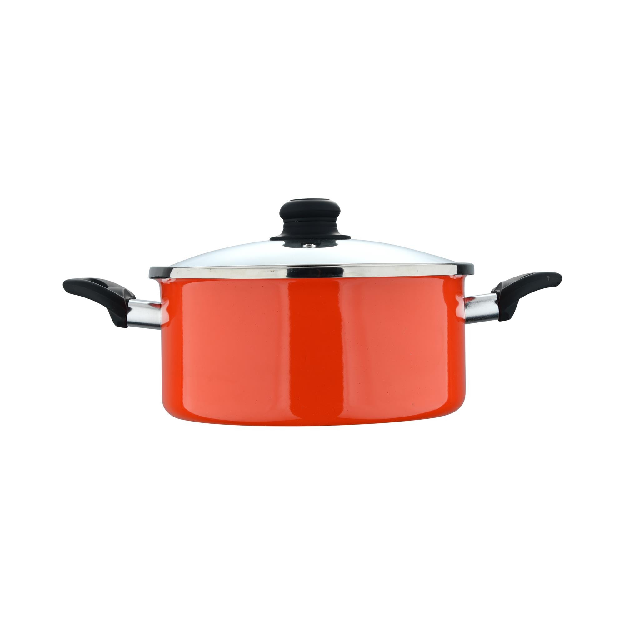 Una olla naranja con tapa plateada y asas negras.