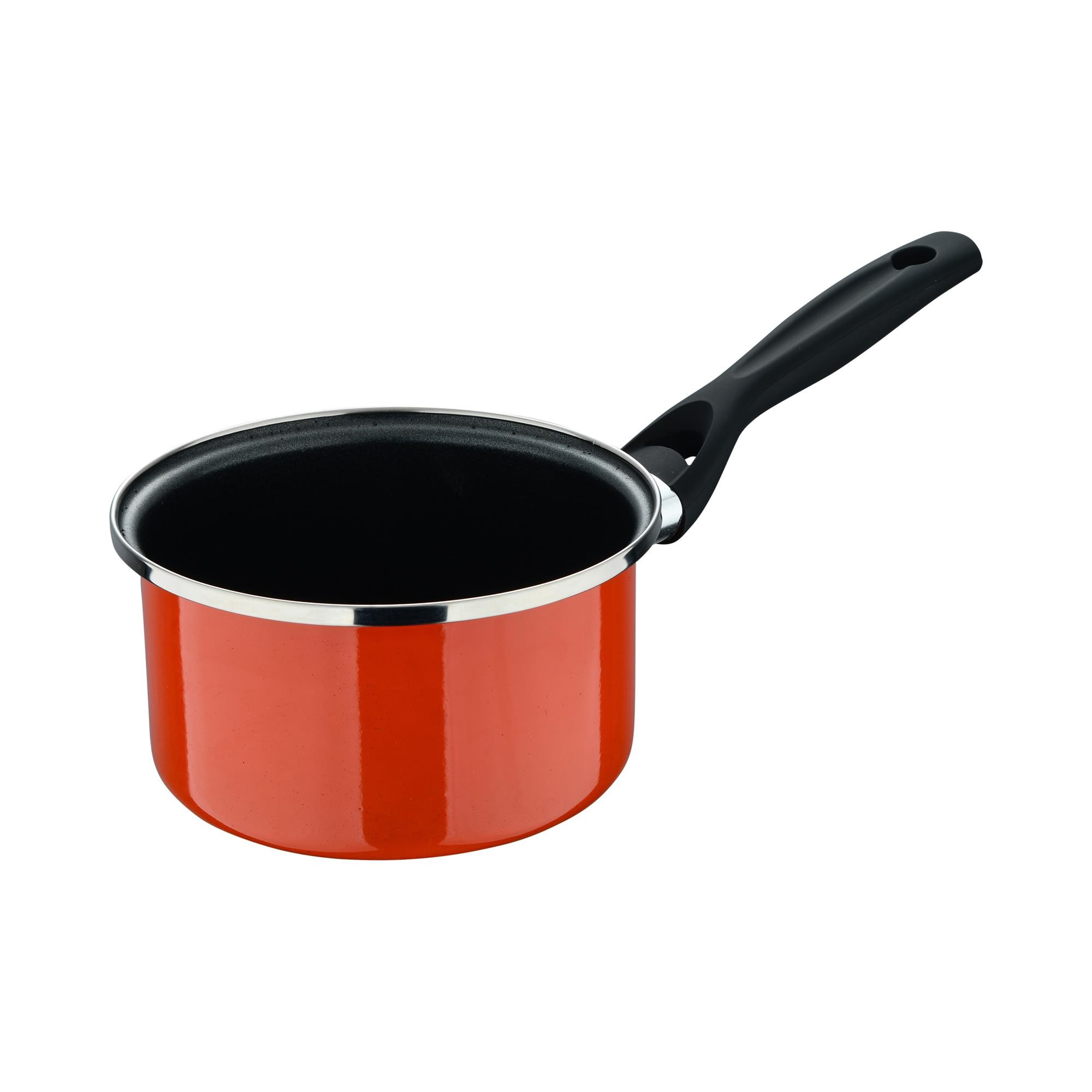 Una cacerola naranja con mango negro sobre fondo blanco.