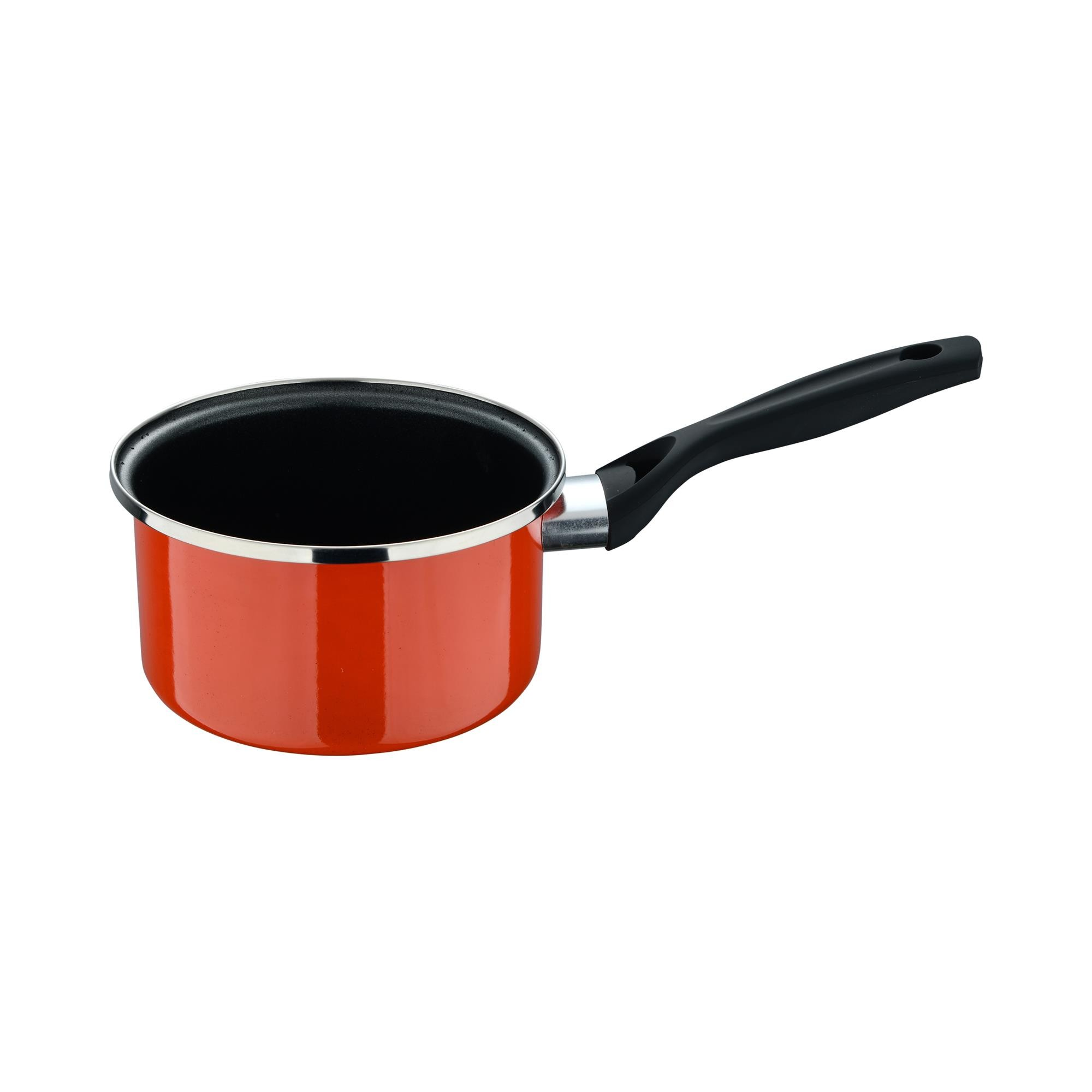 Una cacerola roja con mango negro sobre fondo blanco.