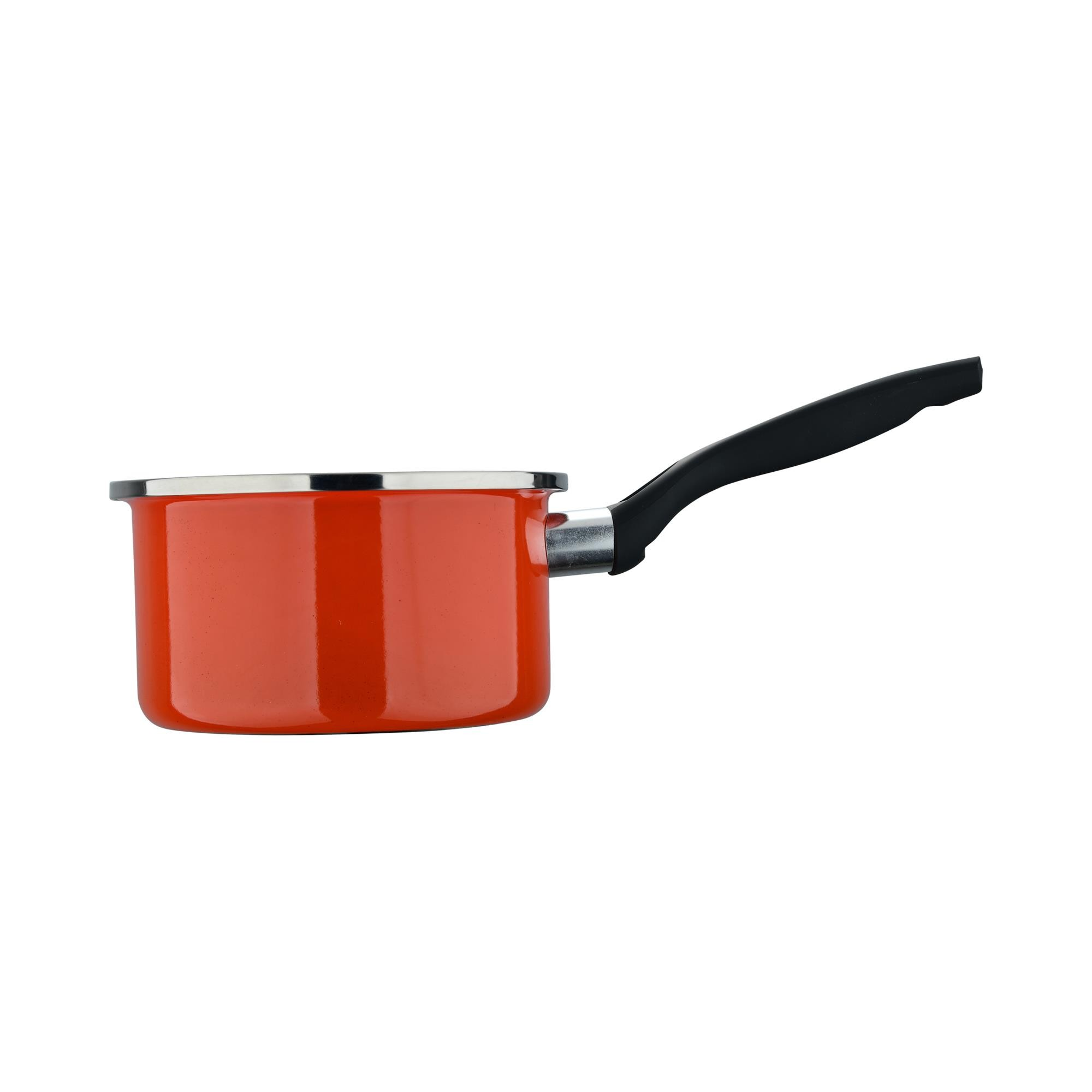 Una cacerola roja con mango negro sobre fondo blanco.