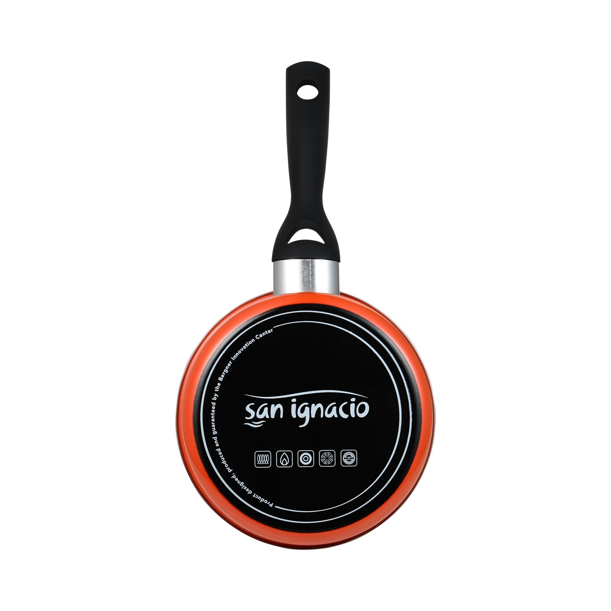Una sartén naranja con mango negro y logo sobre fondo blanco.