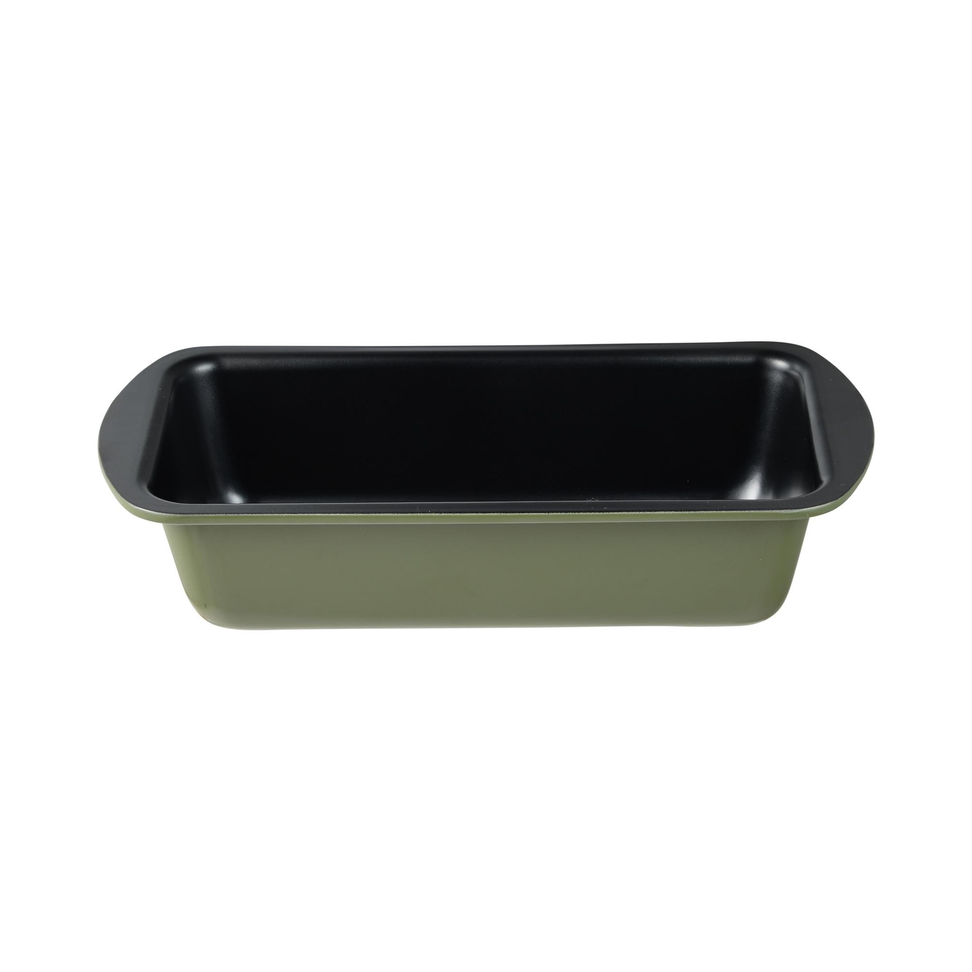 Un molde para hornear rectangular vacío en verde oliva con revestimiento interior negro.