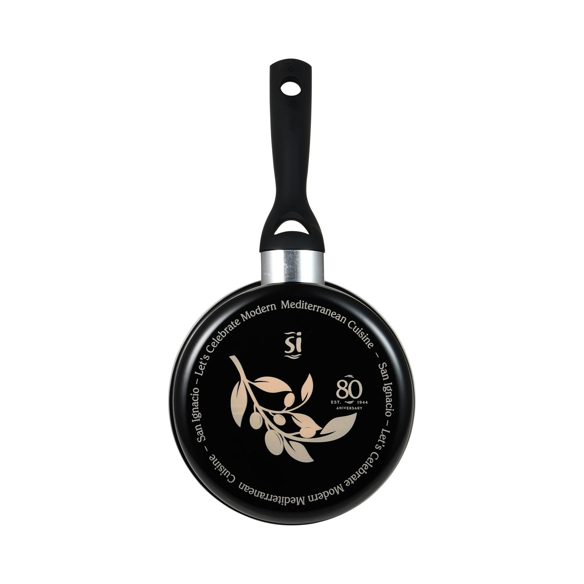 Sartén negra con logo de olivo, texto "80 Años" y mango.