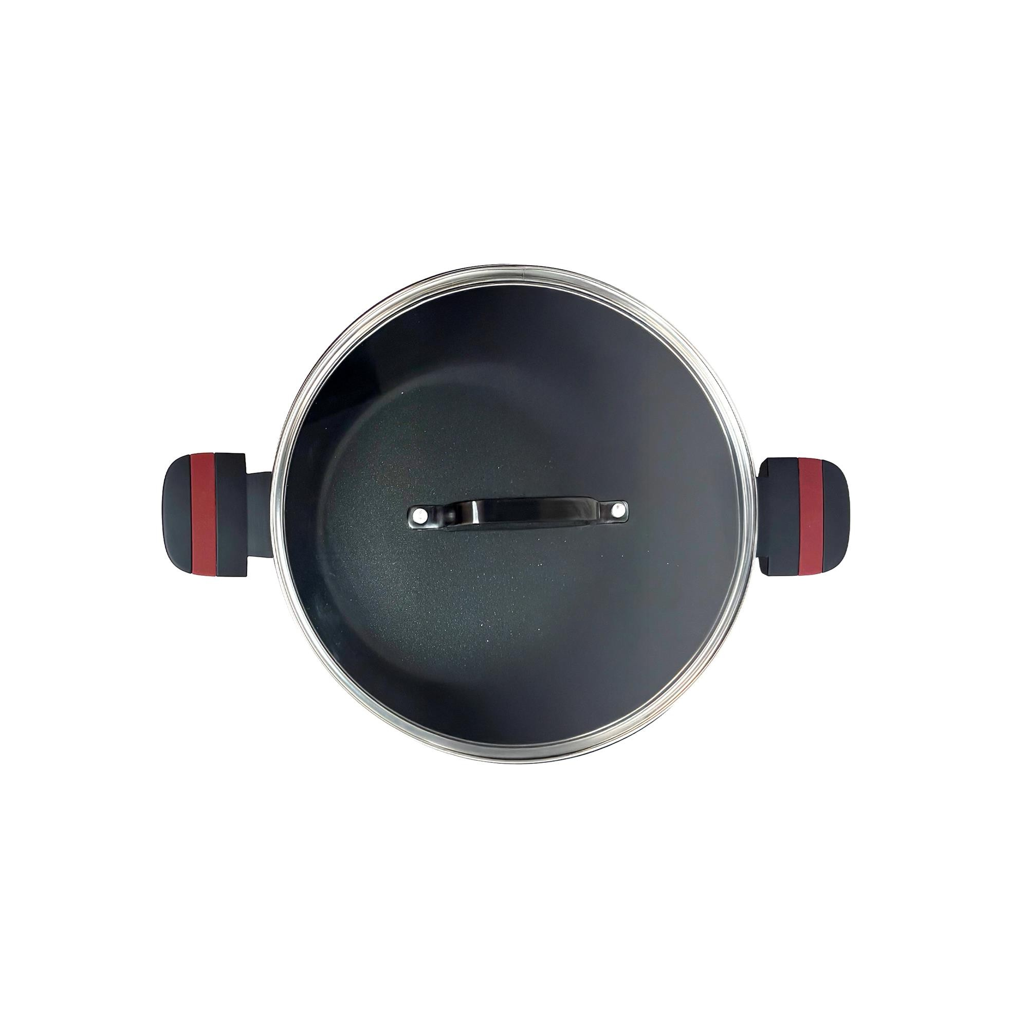 Vista superior de una olla negra con borde plateado y detalles rojos en las asas.