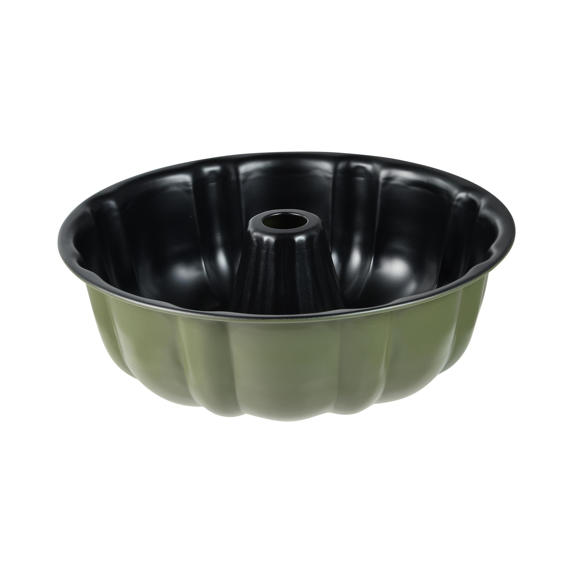 Molde verde para bizcocho con interior negro sobre fondo blanco.