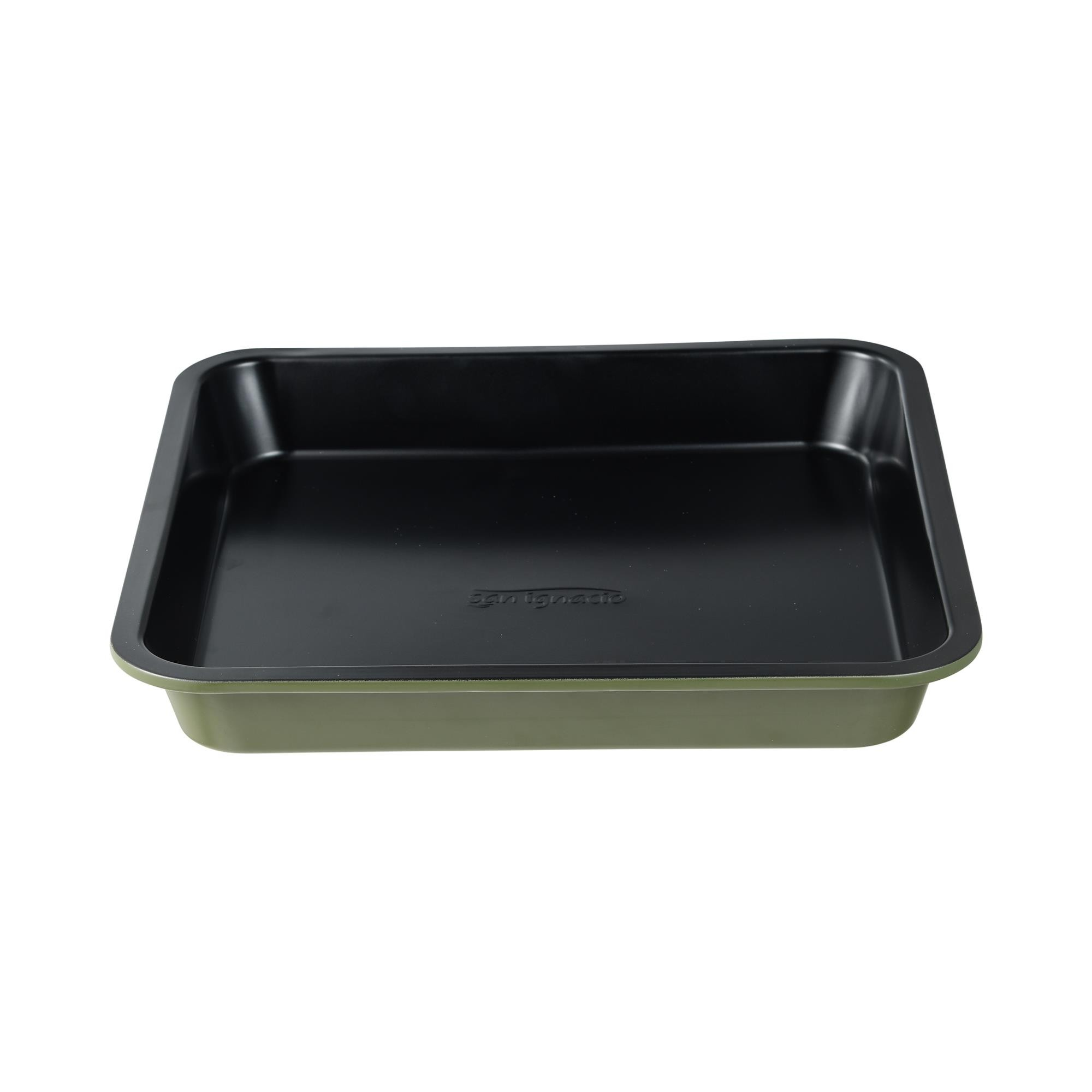 Una bandeja rectangular negra para hornear con borde verde oliva sobre fondo blanco.