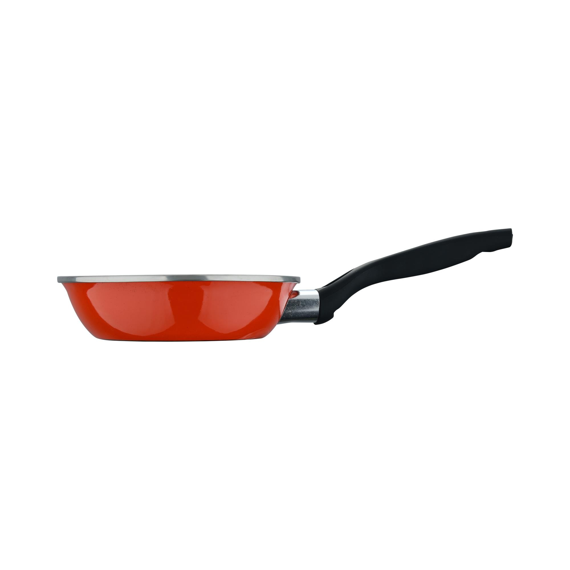 Una sartén roja con mango negro, sobre fondo blanco.