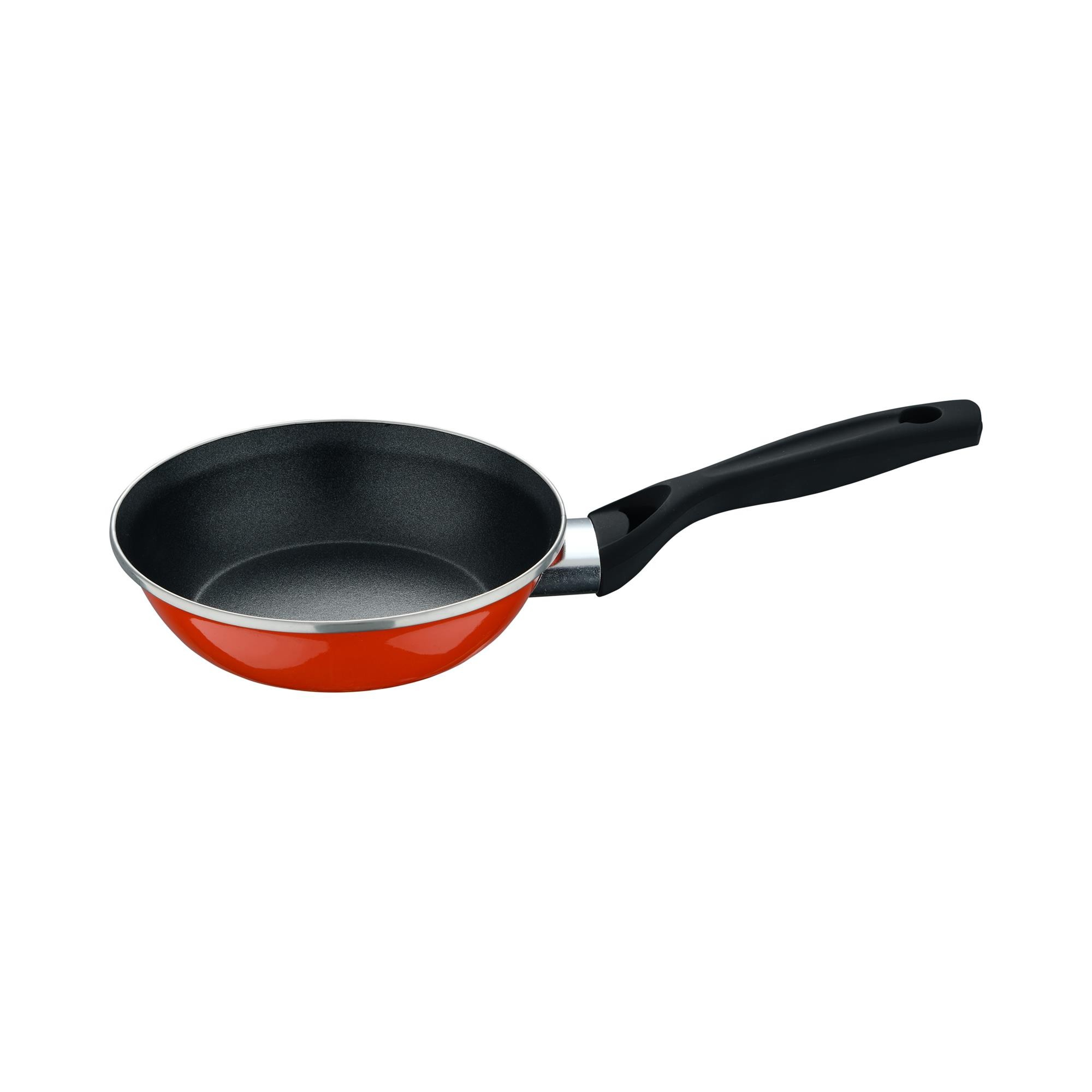 Una sartén roja con mango negro sobre fondo blanco.