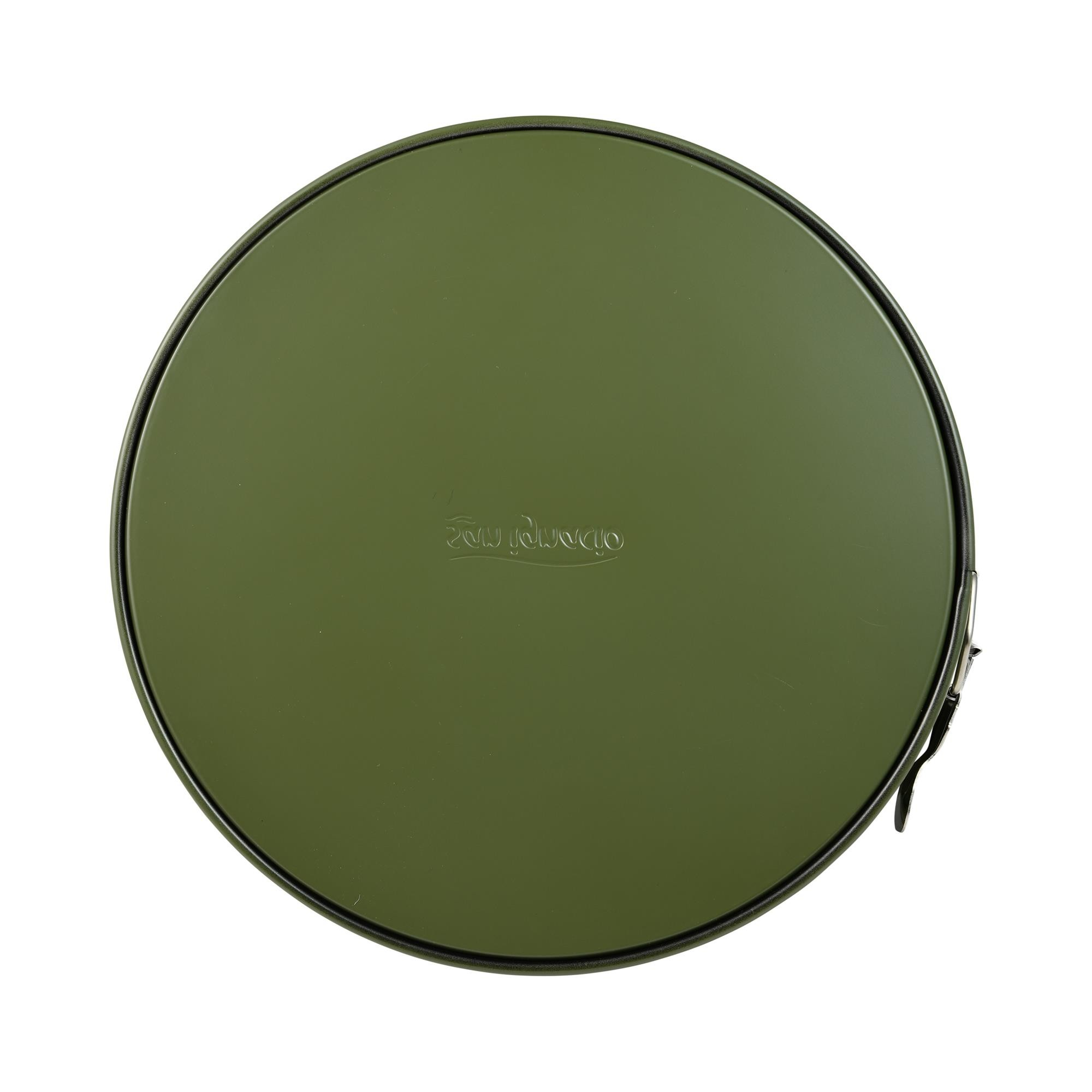 Molde redondo verde para pastel con emblema, aislado sobre fondo blanco.