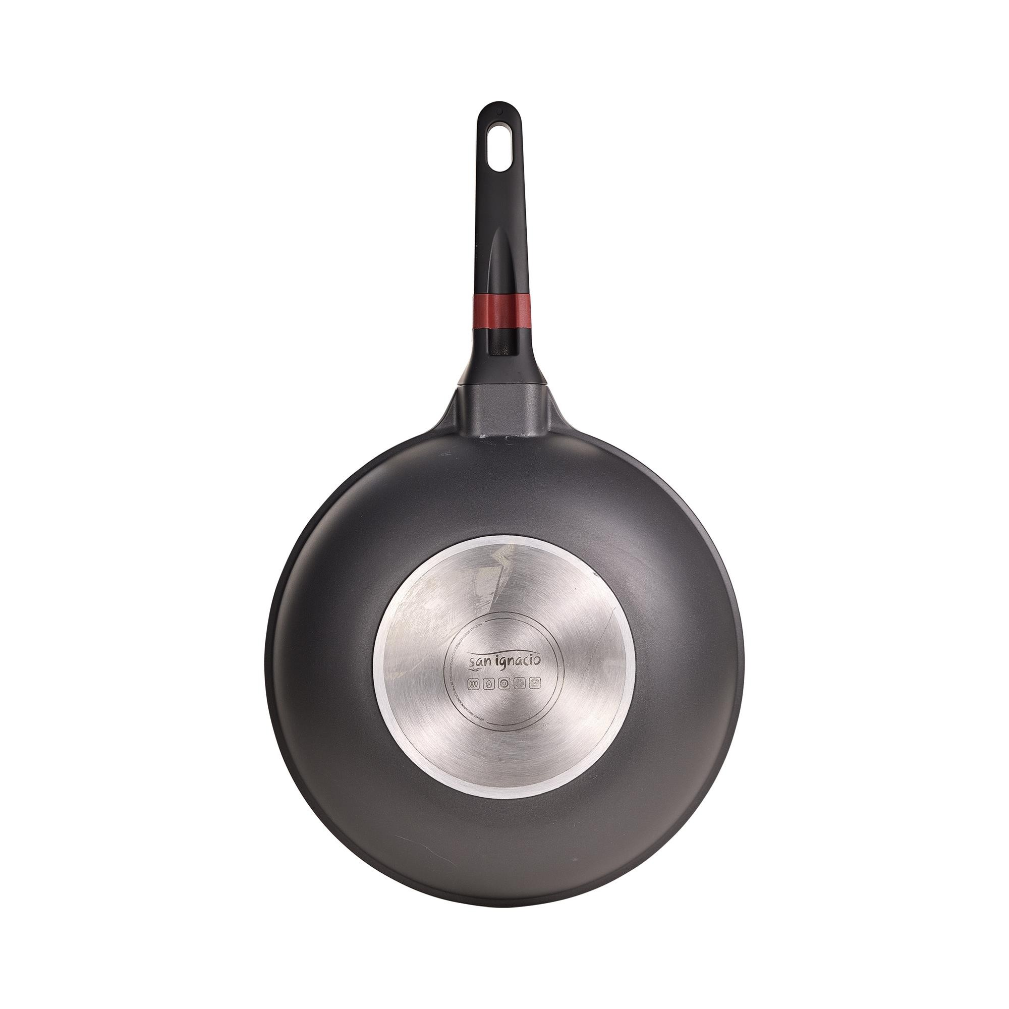 Vista trasera de sartén wok gris con mango negro y acento rojo.