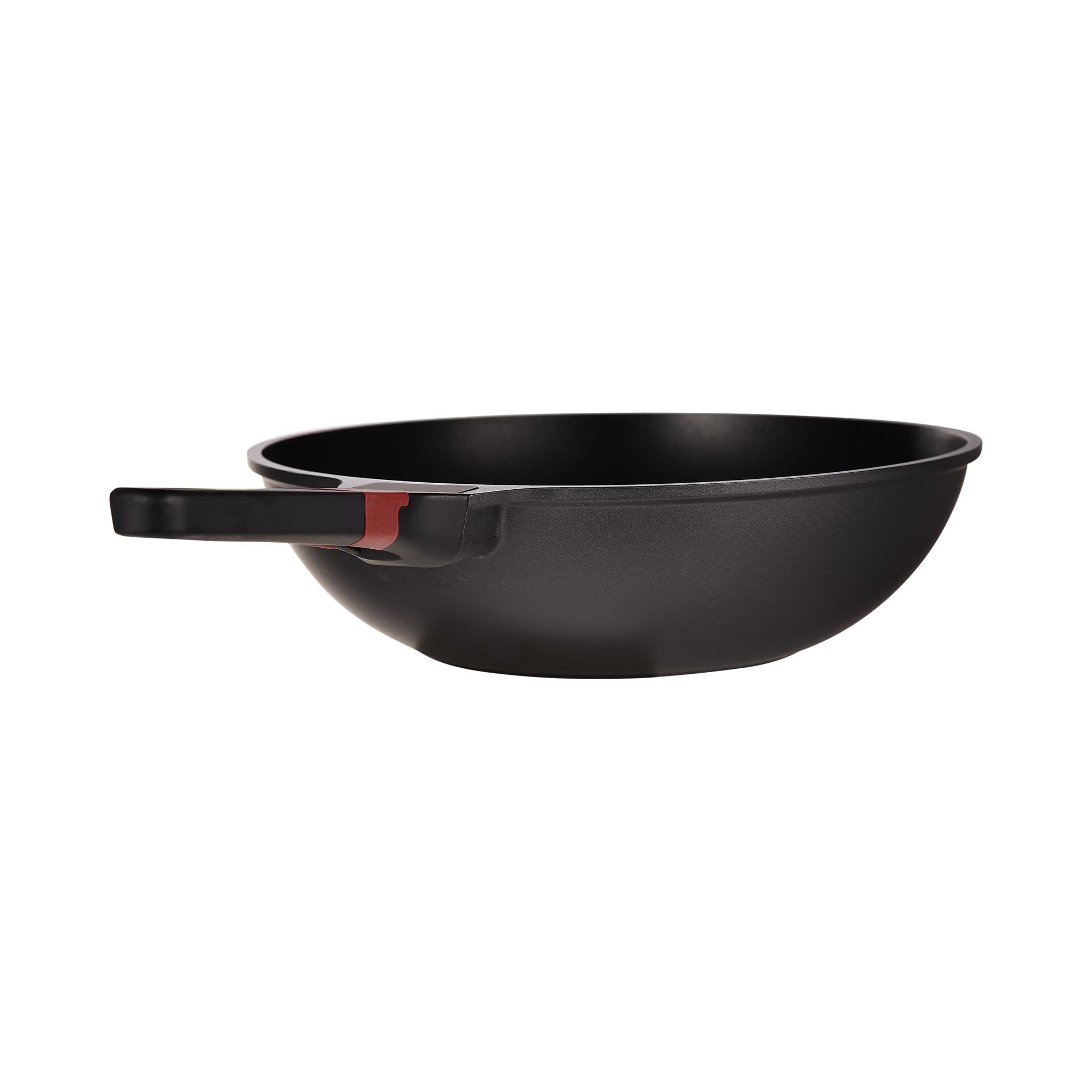Una sartén wok negra con mango negro y acento rojo.
