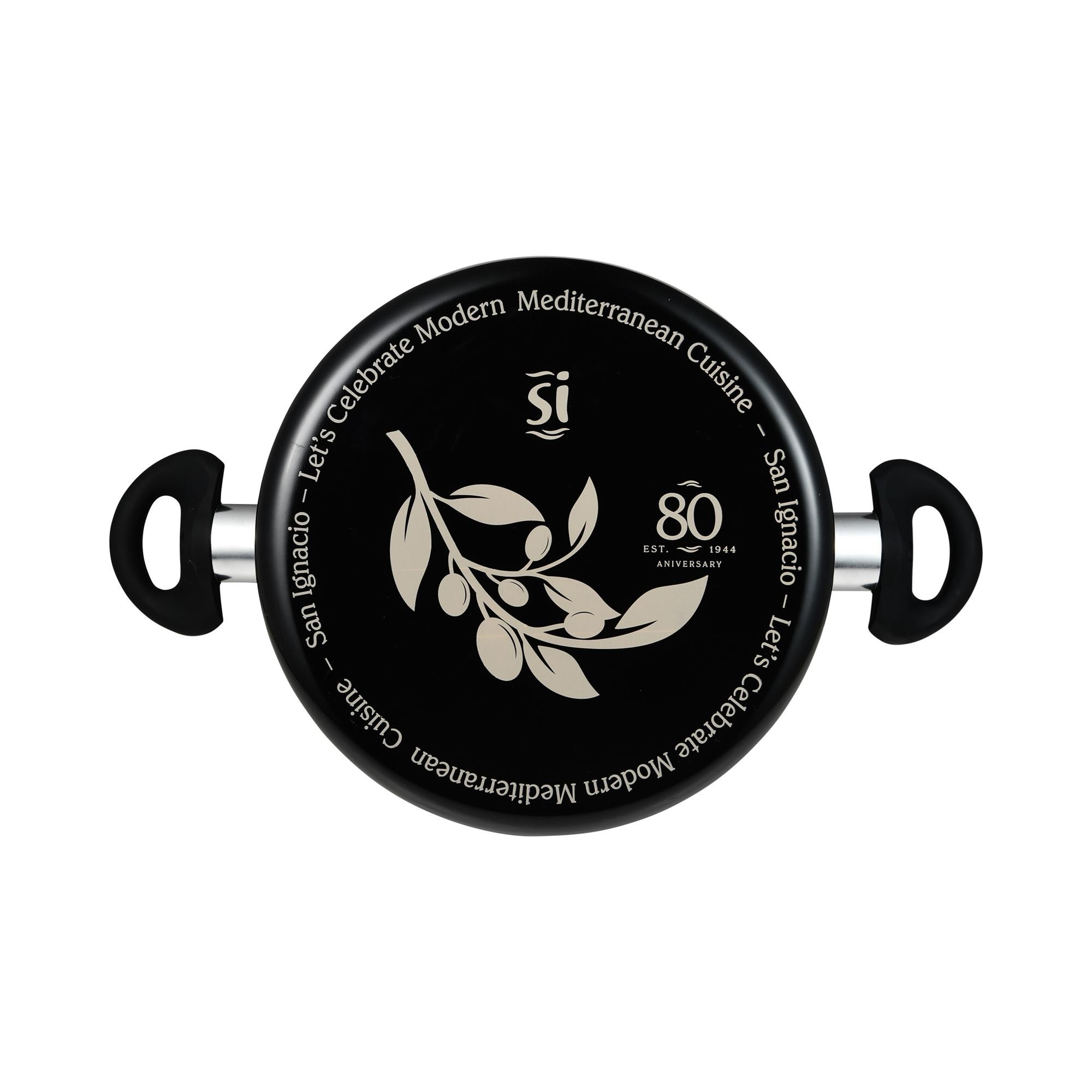 Tapa de olla negra con logo de rama de olivo y 80 aniversario.