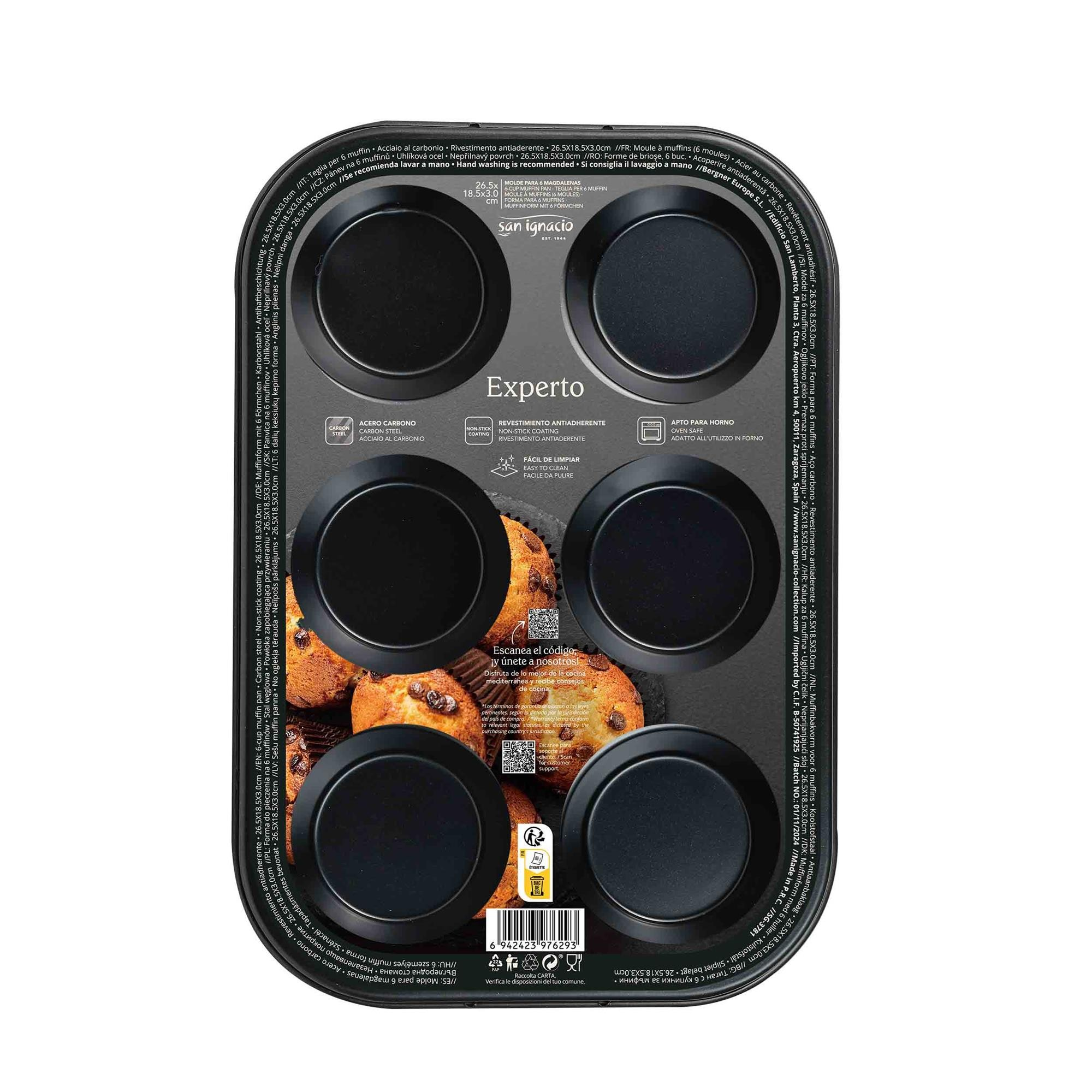 Molde negro para 6 muffins de acero al carbono con muffins horneados.