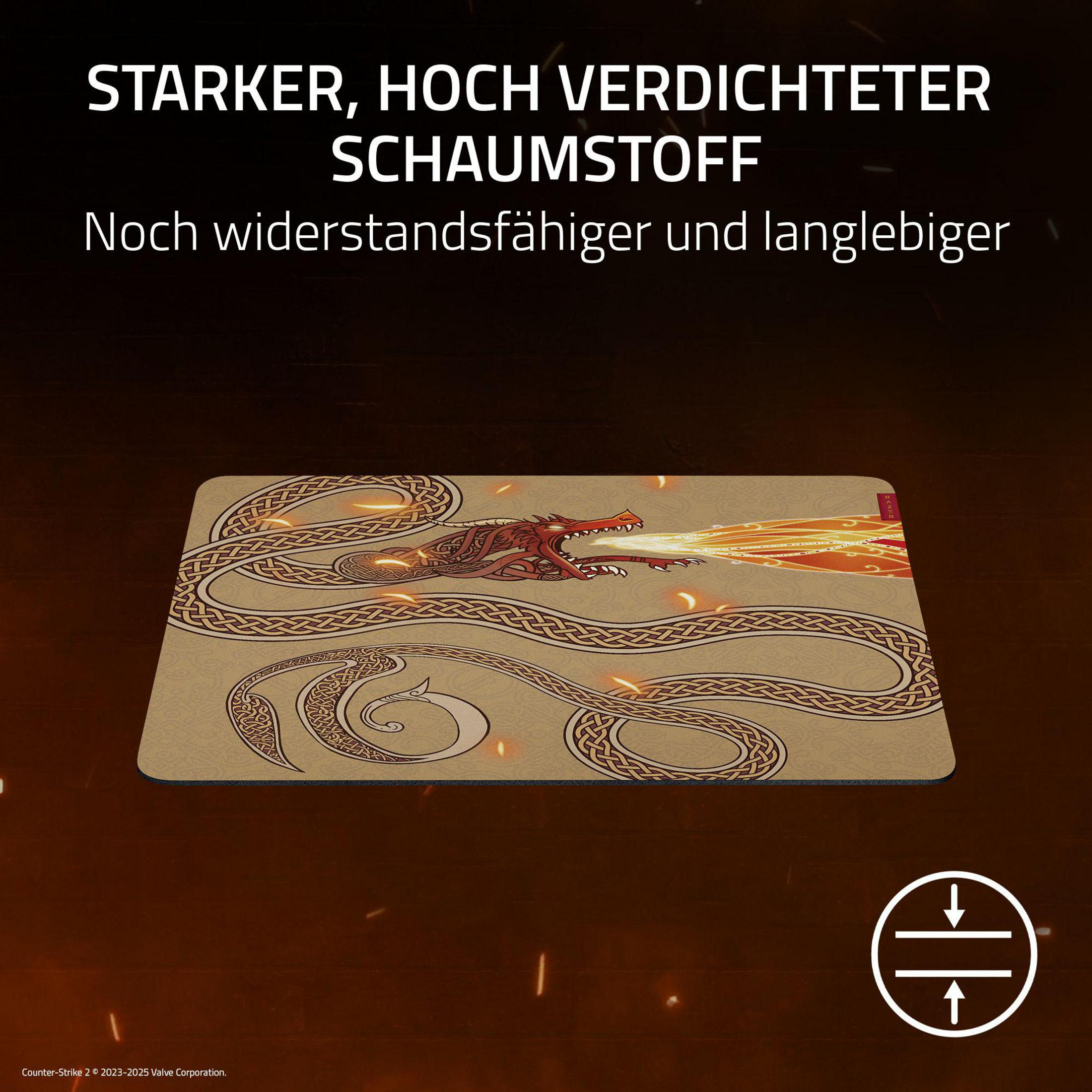 Un tapis de souris avec un dragon rouge crachant du feu et des motifs celtiques.