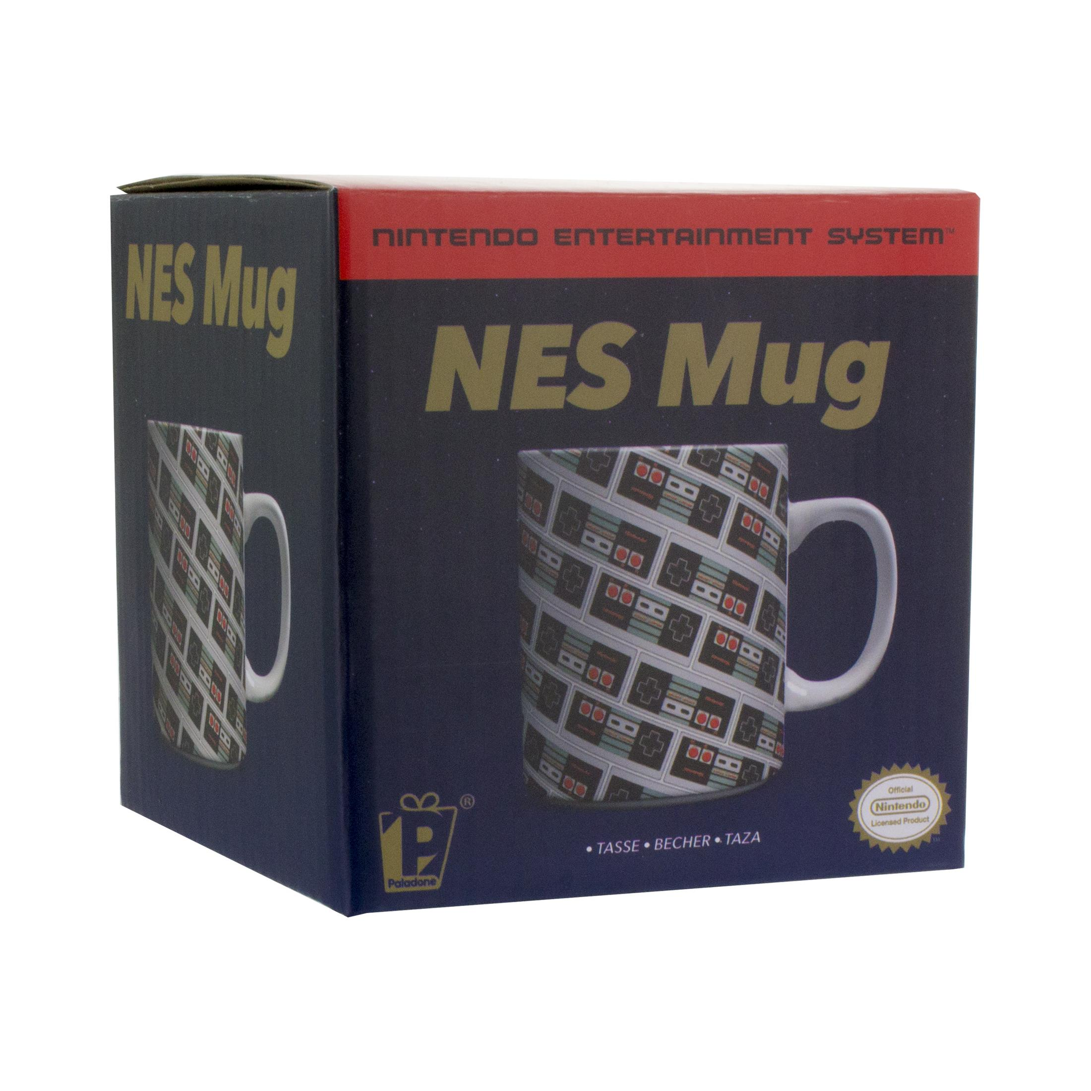 Eine NES Tasse mit Controller-Muster auf dunkelblauem Karton.