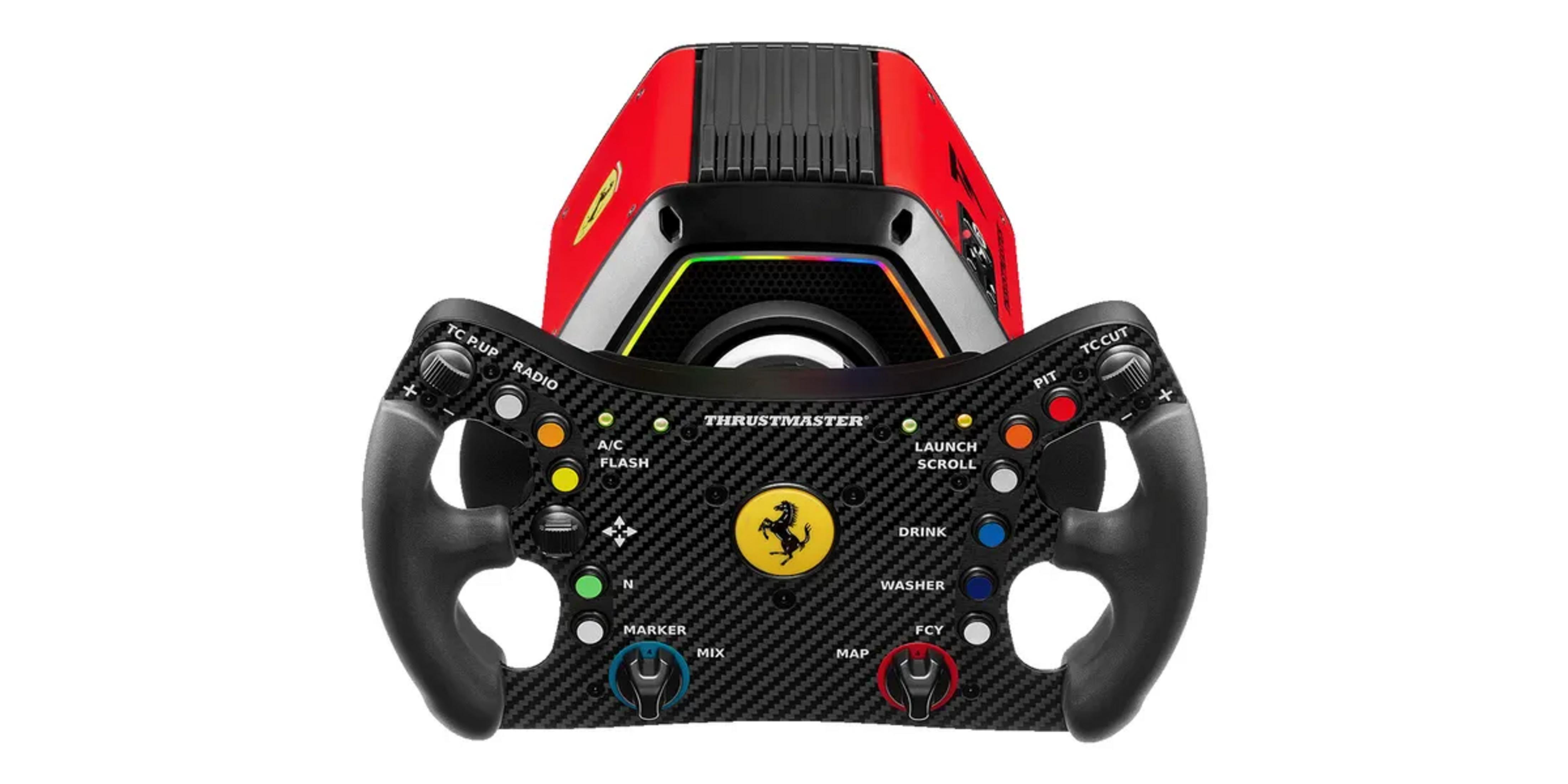 Un volante da corsa nero con logo Ferrari, pulsanti e interruttori.