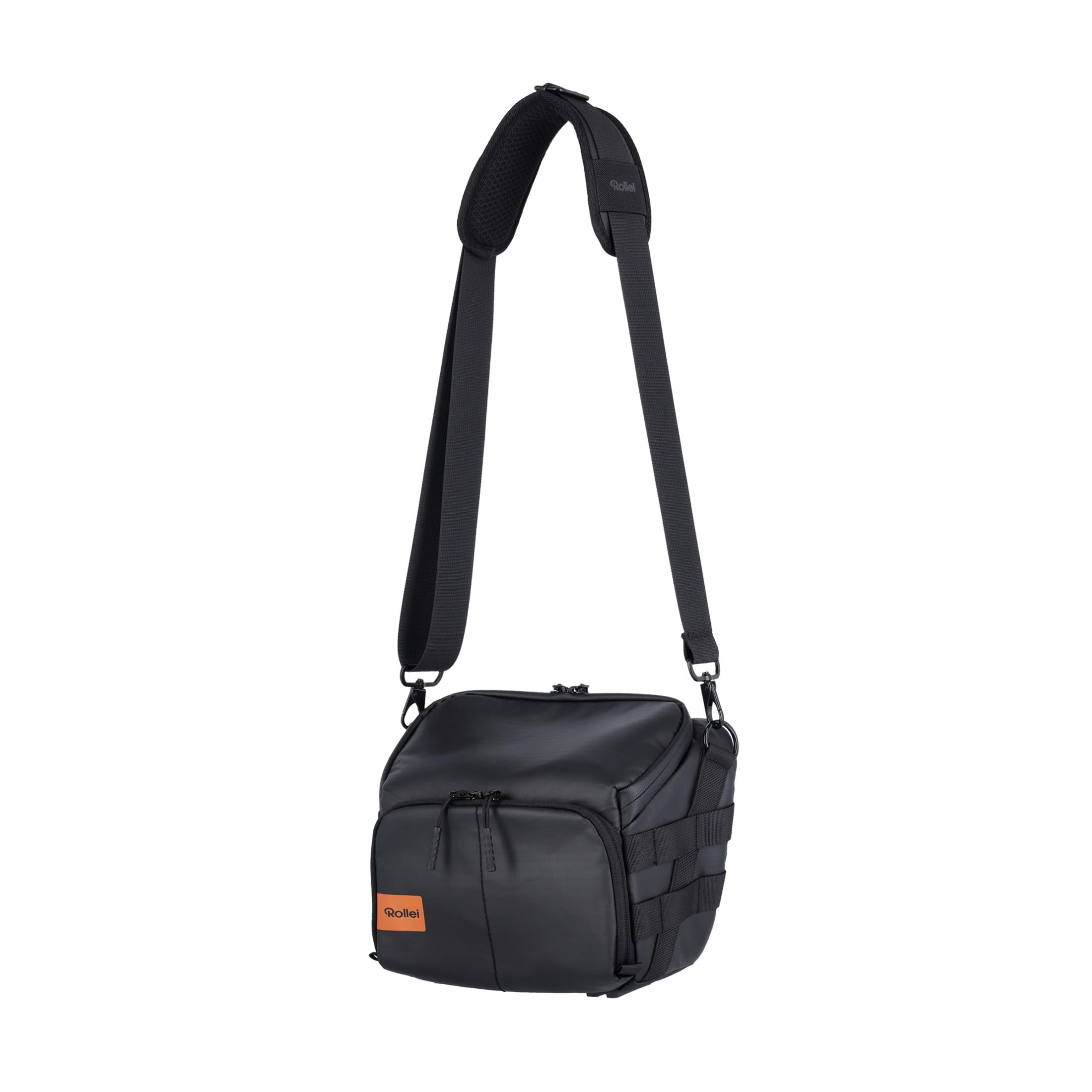 Eine schwarze Kameratasche mit verstellbarem Riemen und orangefarbenem Rollei-Logo.