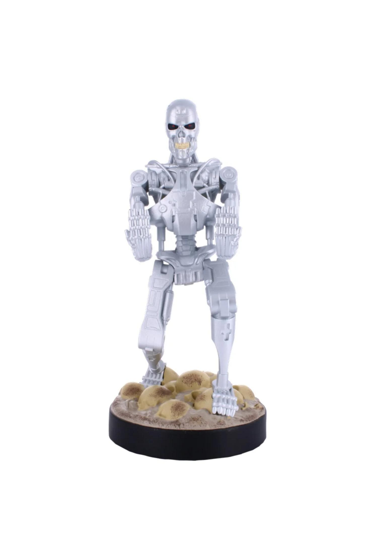 Silberner Terminator auf felsigem Sockel mit roten Augen.
