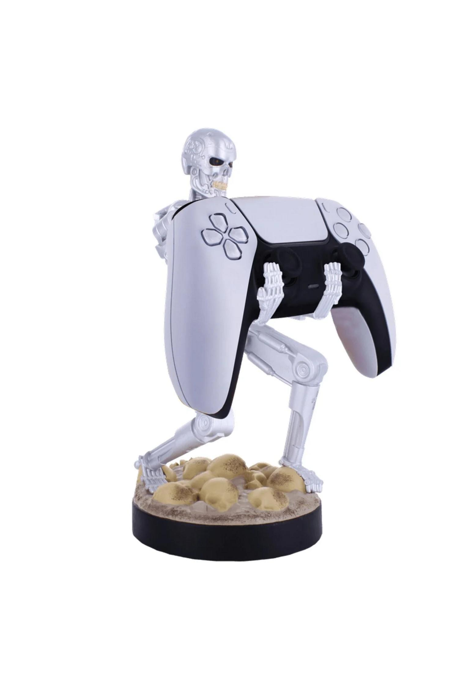 Silberner Skelettkopf-Controllerhalter mit Playstation 5 Controller, auf Schädelbasis.