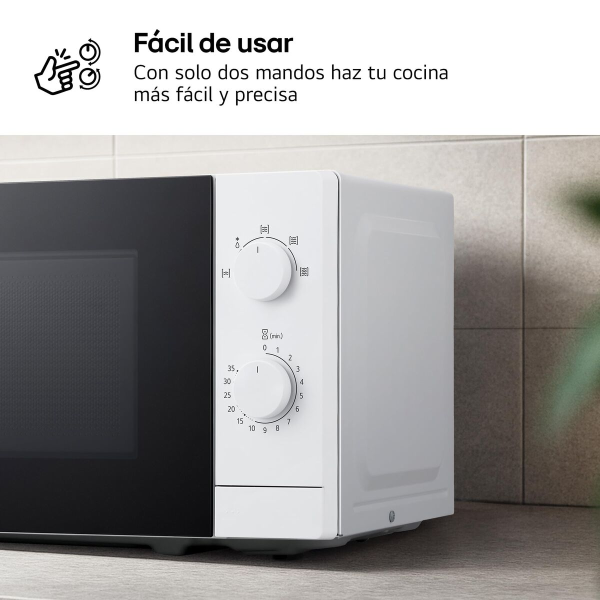 Un microondas blanco con mandos y dial de tiempo.
