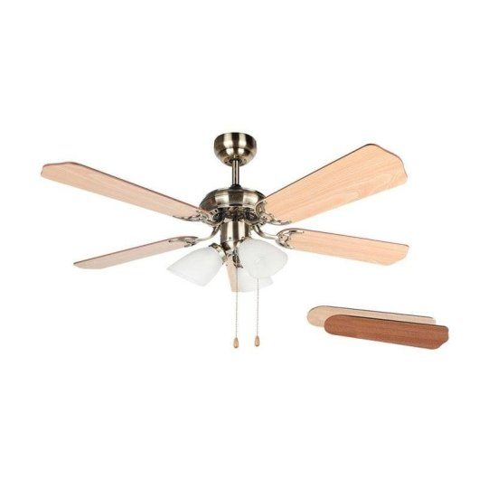Ventilador de techo con cuatro aspas de madera, tres luces y dos aspas extra.
