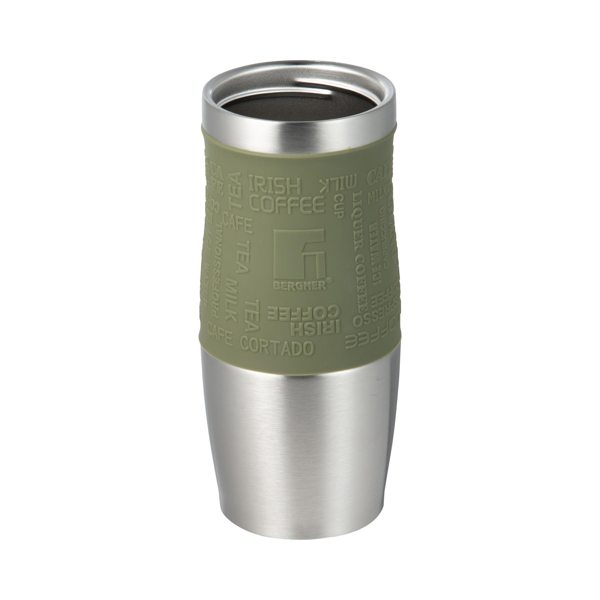 Una taza de viaje plateada con banda de silicona verde con texto de café.