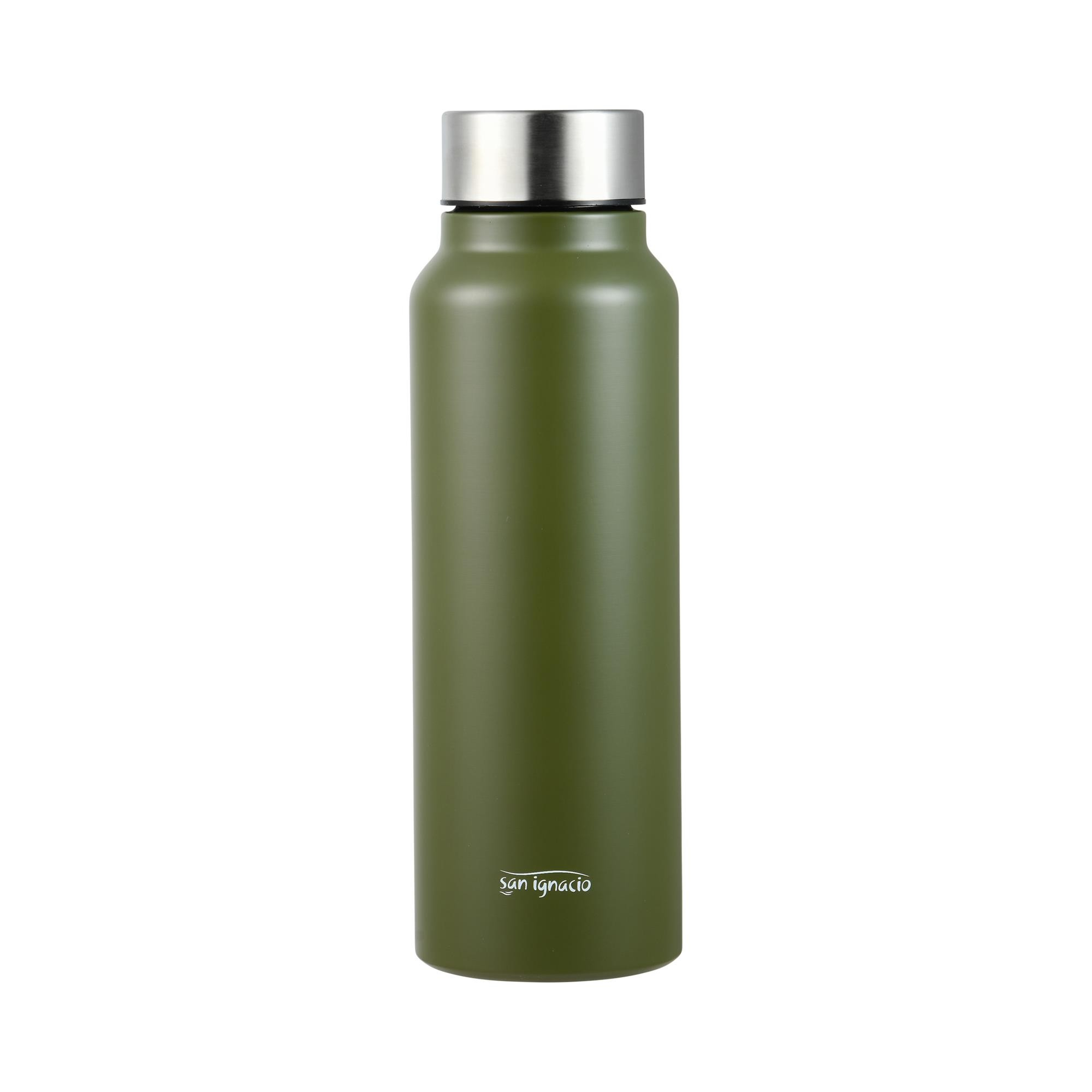 Una botella de agua verde oscuro con tapa plateada sobre fondo blanco.