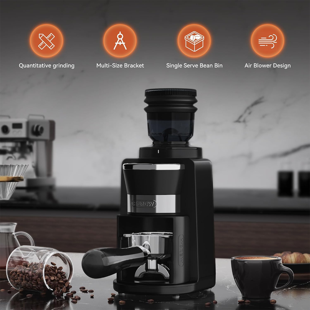 Molinillo de café negro con depósito de granos, portafiltro y taza de café. Características: molienda cuantitativa, soporte multitalle, depósito de granos individual, diseño de soplador de aire.