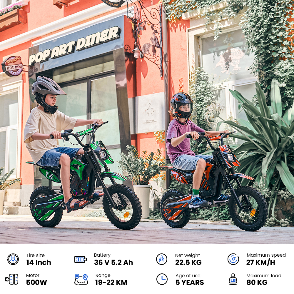 Due bambini guidano moto elettriche davanti a un edificio con l'insegna POP ART DINER.