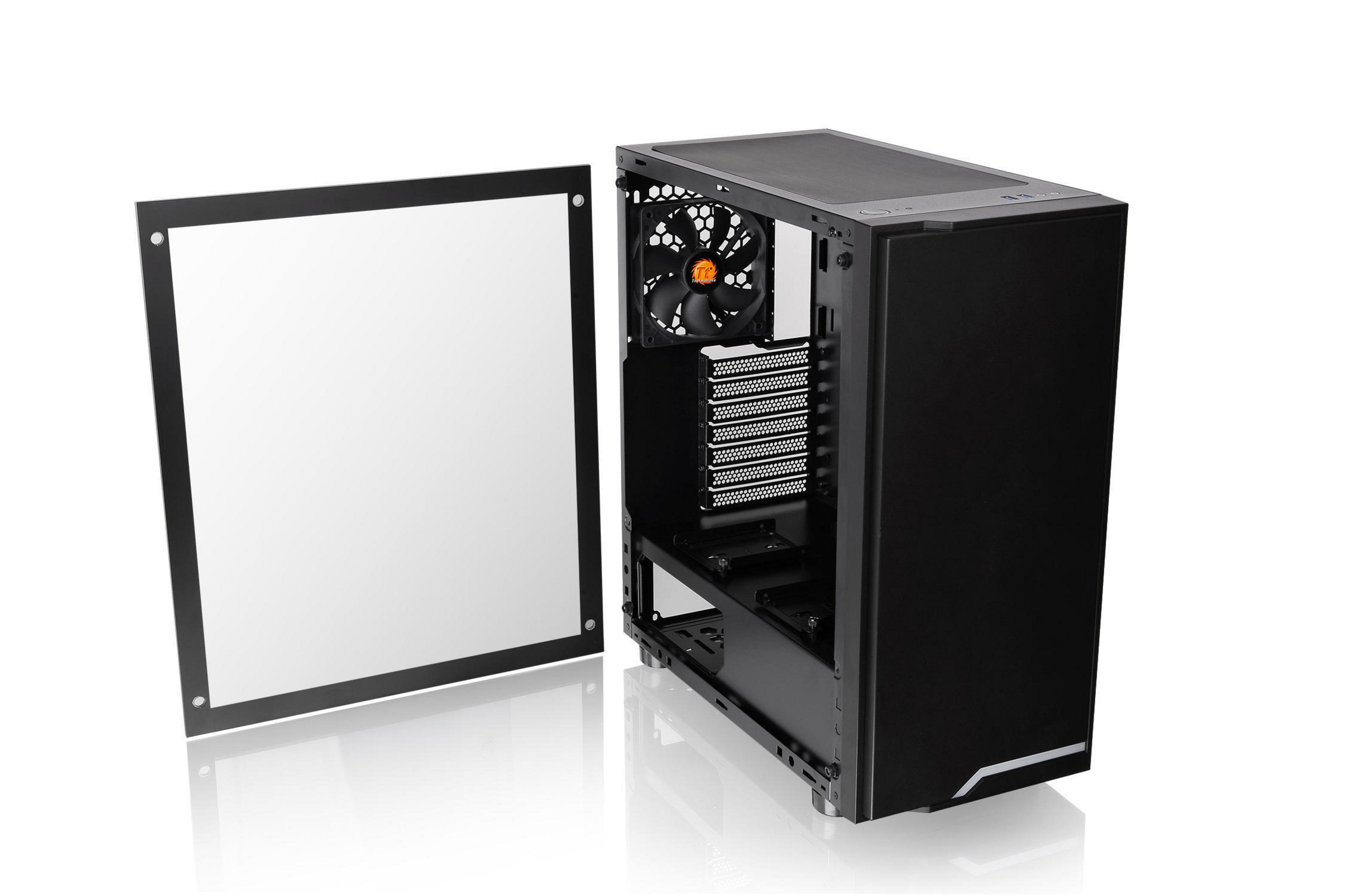 Ein schwarzes Computergehäuse mit geöffneter Glasfront und einem Lüfter.