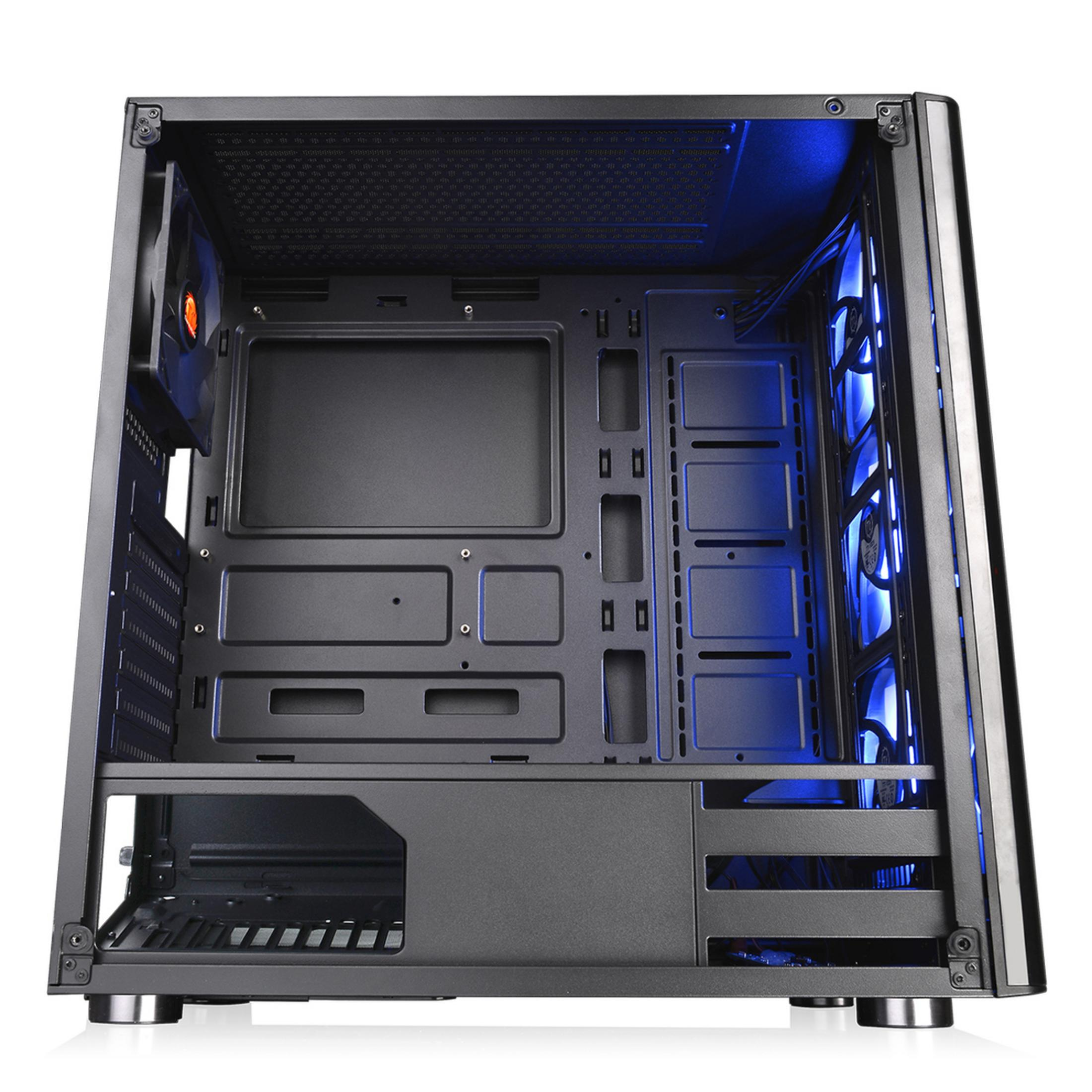 Interno di un case PC vuoto con ventole LED blu. Sfondo bianco.