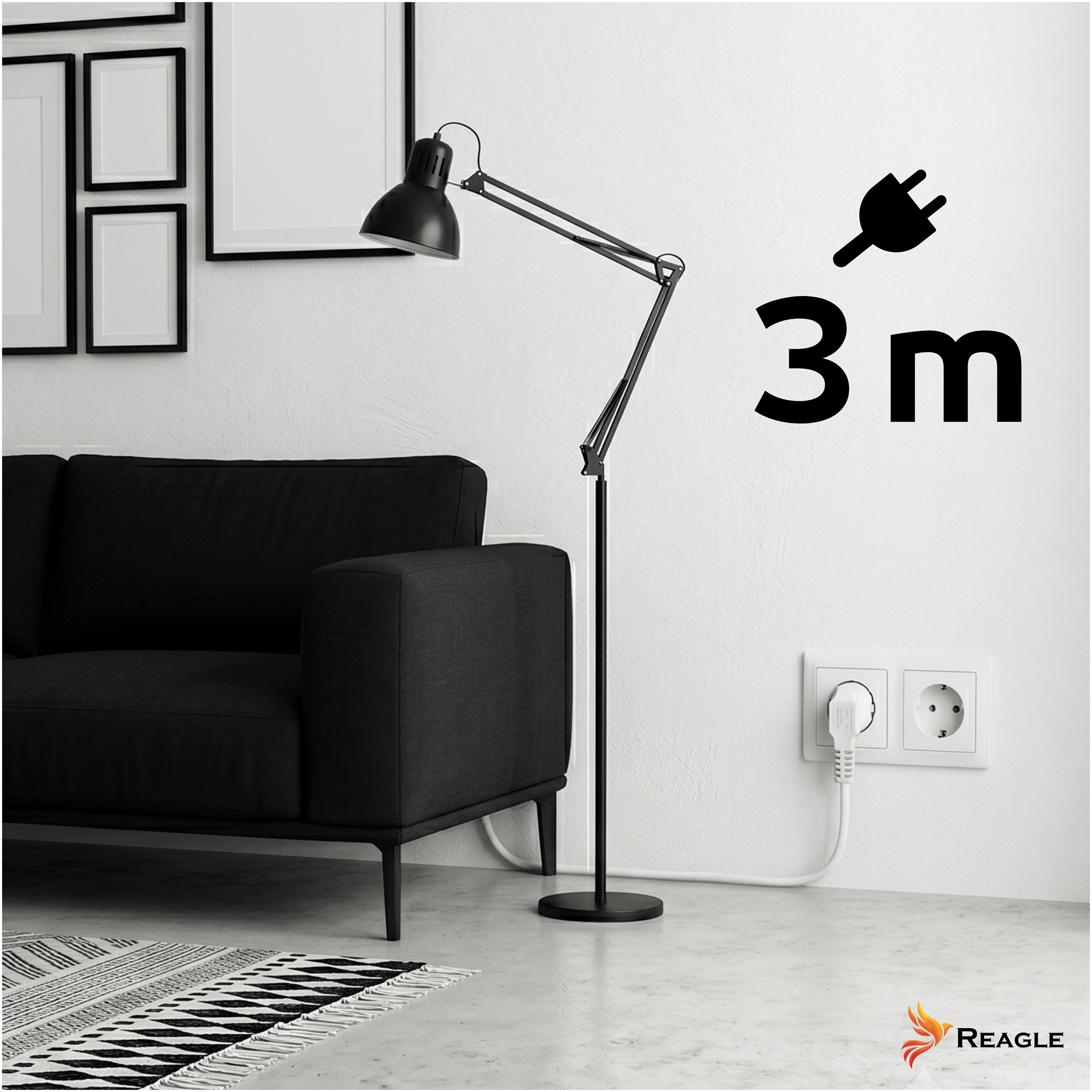 Czarna lampa podłogowa obok czarnej sofy, z ikoną wtyczki i "3m" na ścianie.