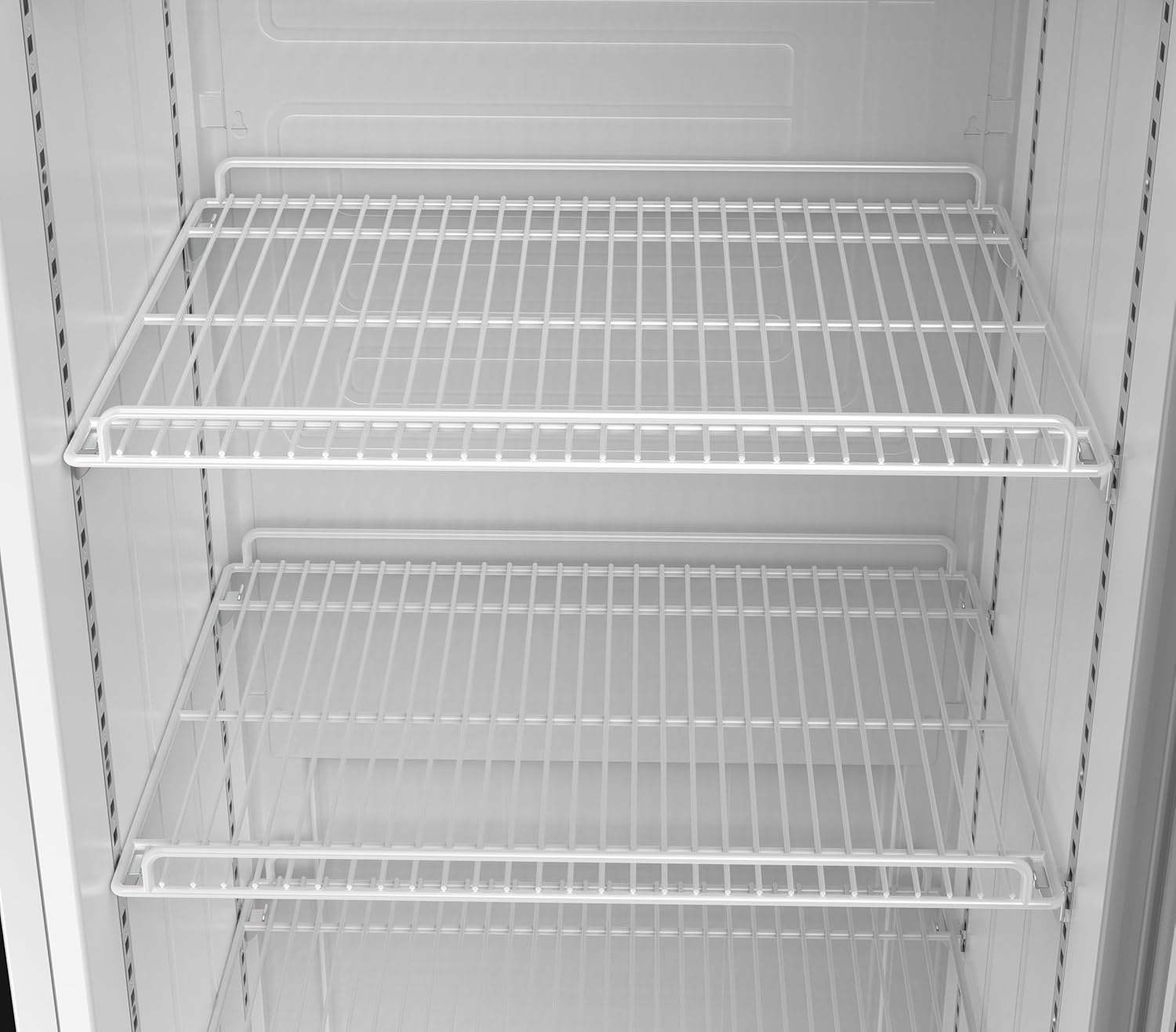 Leere weiße Regale in einem Kühlschrank.