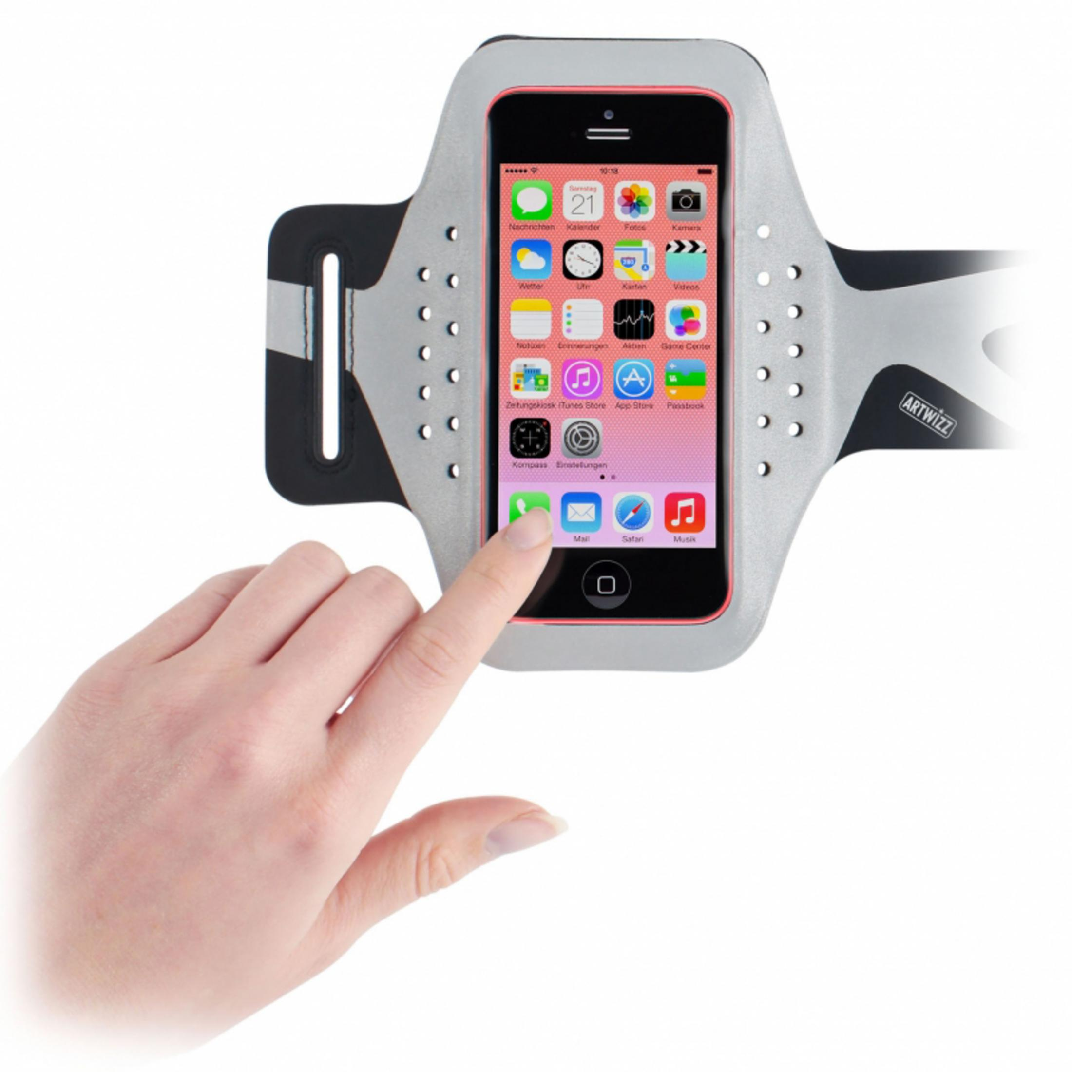 Una mano tocca uno smartphone in un bracciale argentato e nero con fori di ventilazione.