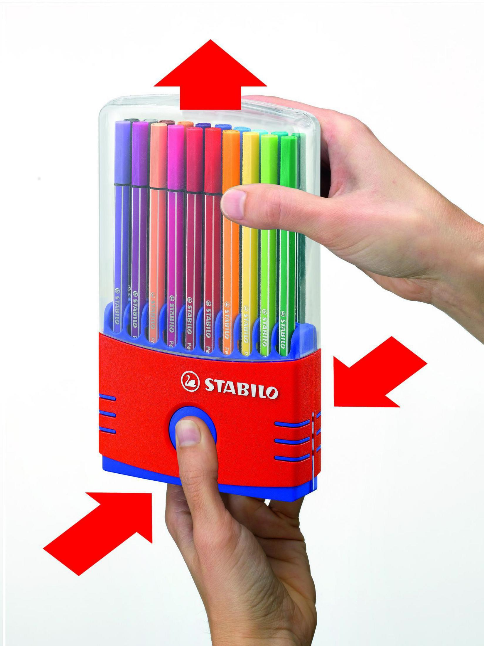 Hände halten eine rote Stabilo Stiftebox mit bunten Stiften.