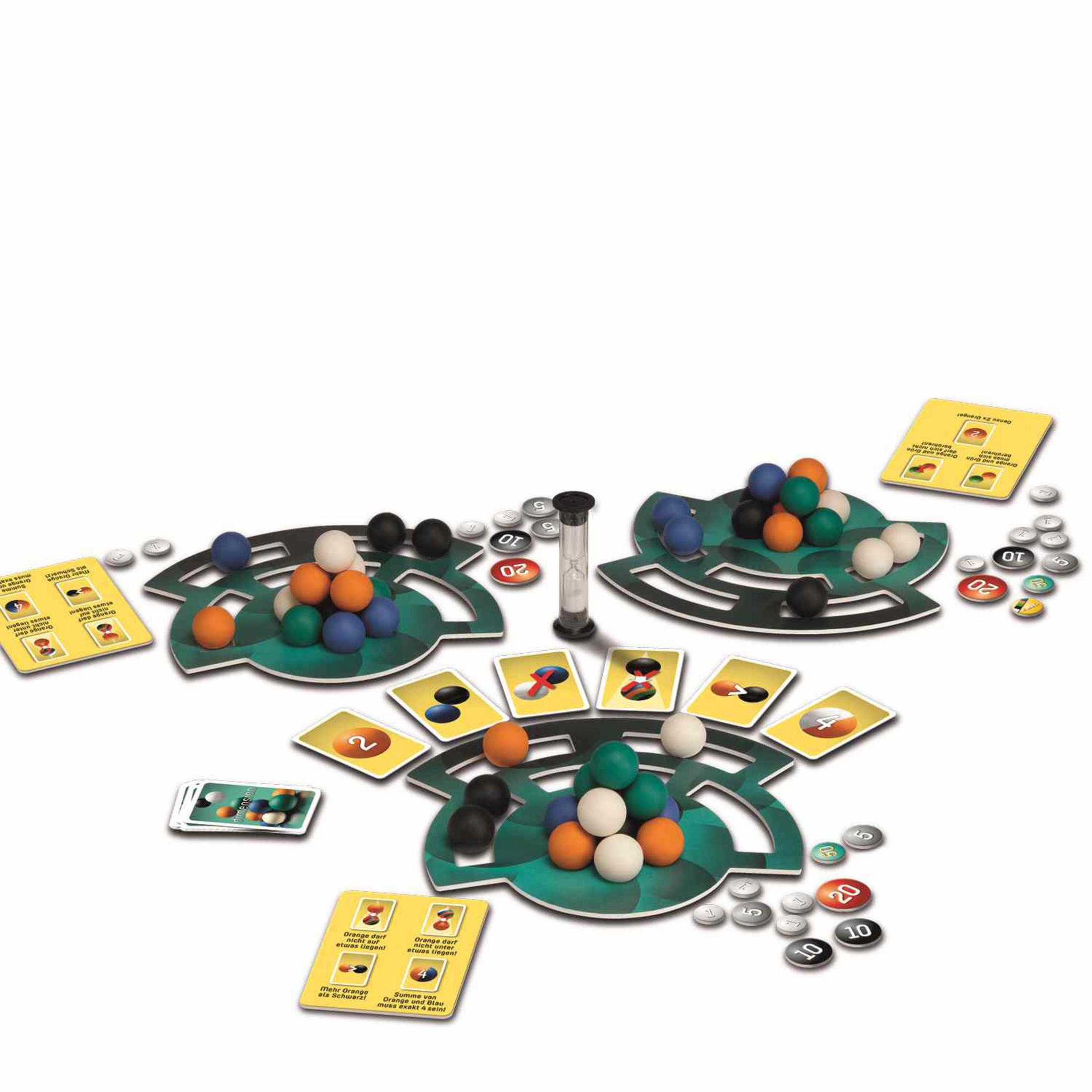 Brettspiel mit bunten Kugeln, Karten und Sanduhr auf weißem Hintergrund.