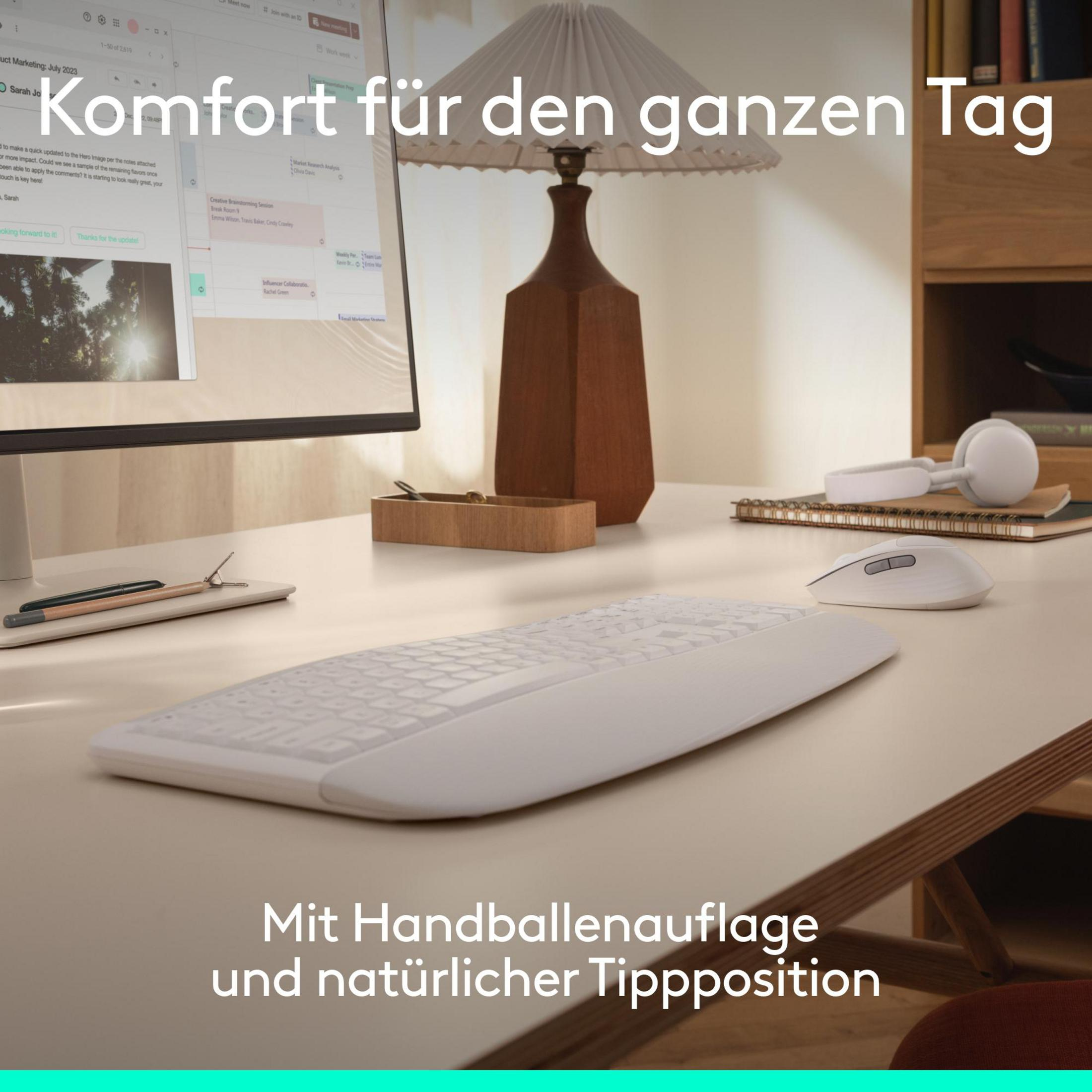Ein weißes Keyboard, Maus und Kopfhörer auf einem Schreibtisch.