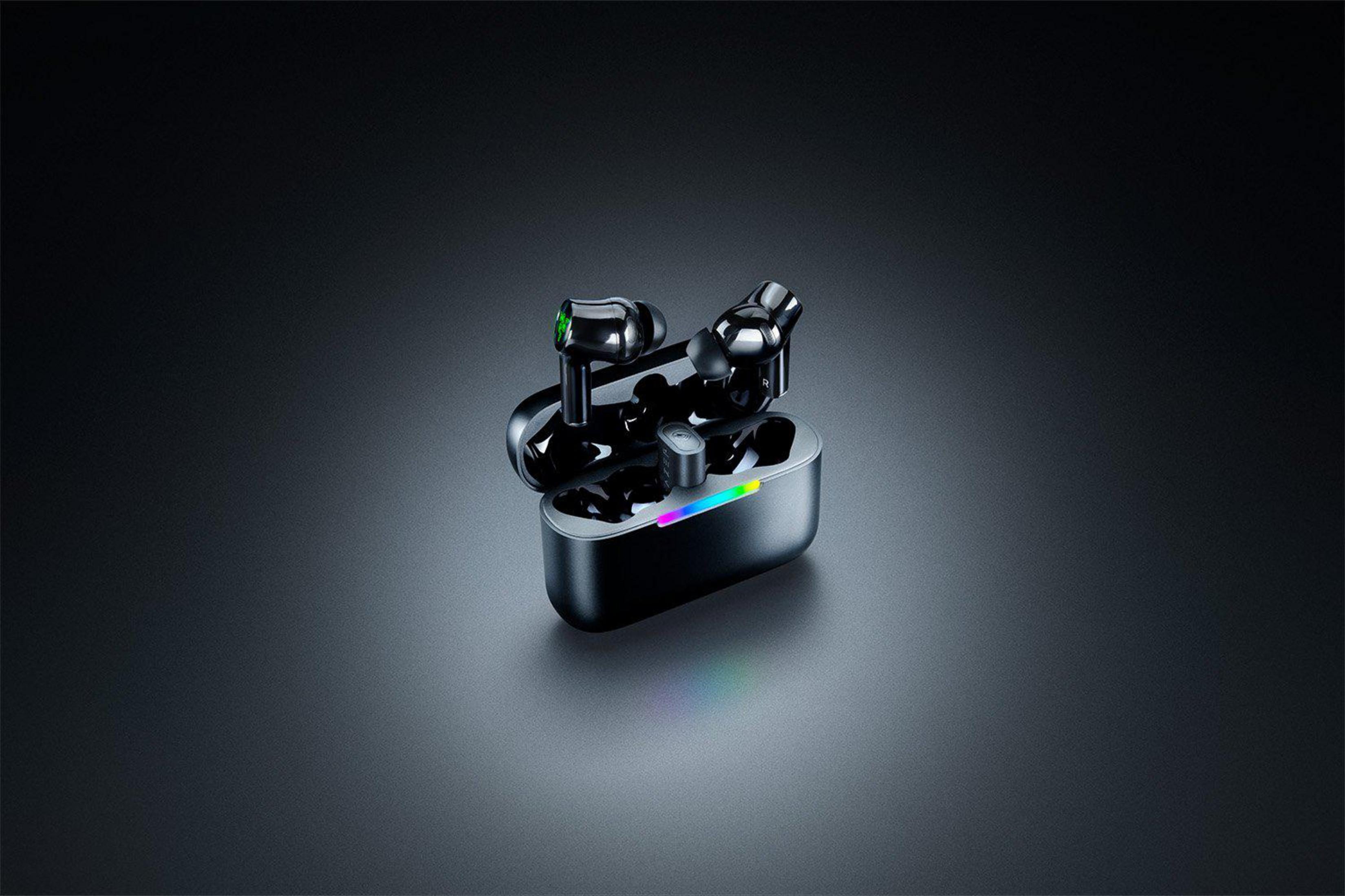Glänzende schwarze kabellose Ohrhörer mit Ladecase und RGB-Beleuchtung.