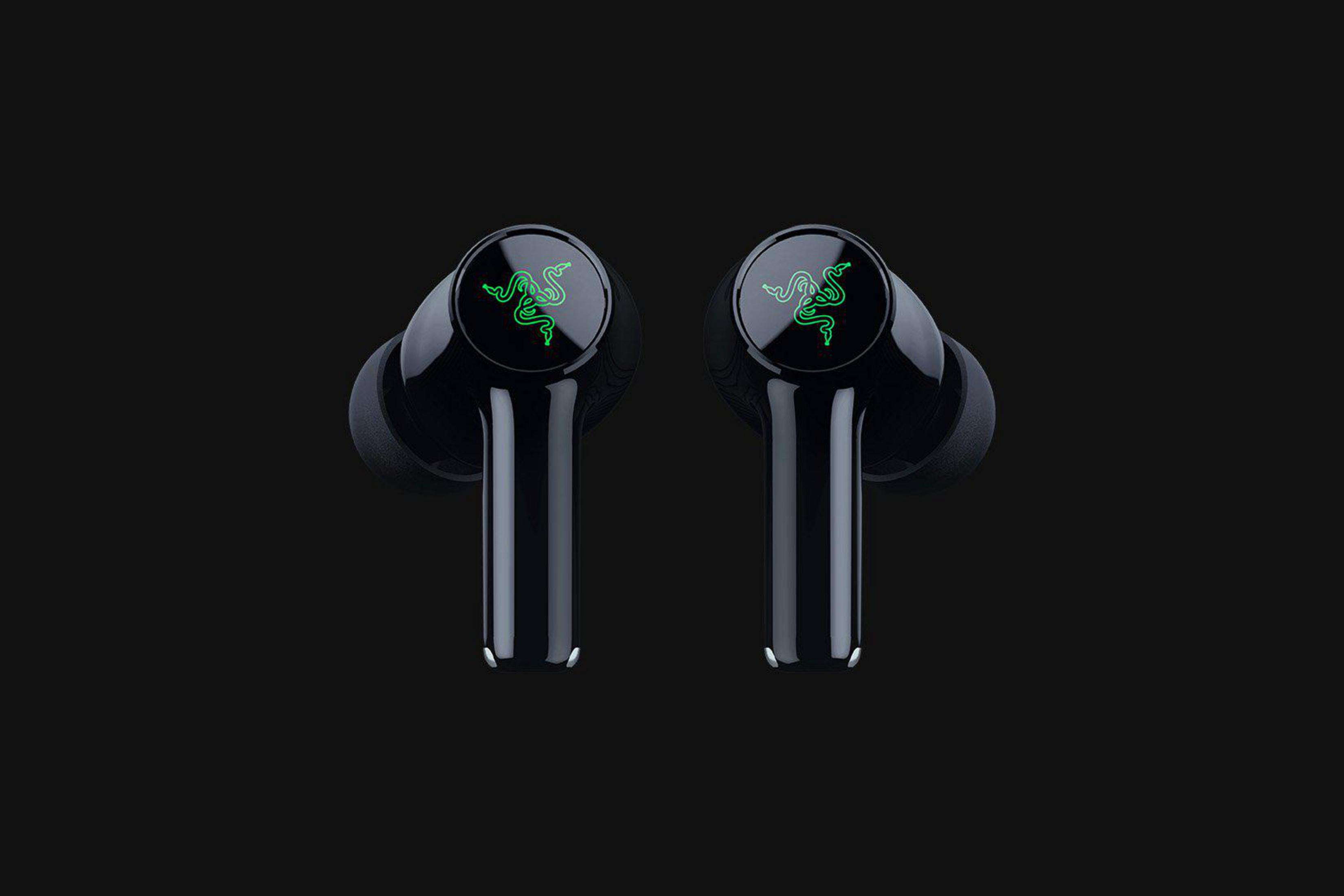 Zwei schwarze kabellose Kopfhörer mit grünem Razer-Logo auf schwarzem Hintergrund.